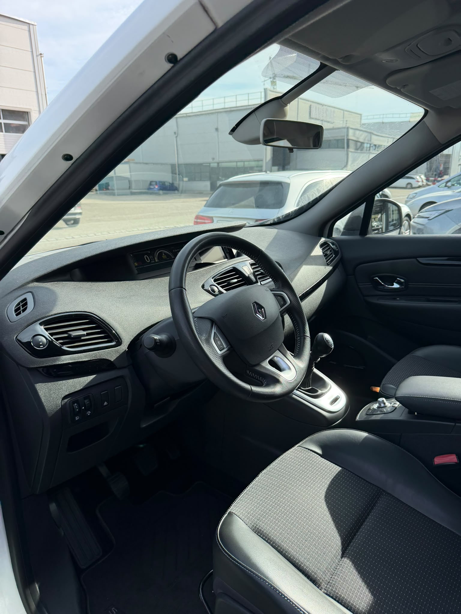RENAULT Scénic 1.4 16V Turbo Expression-image-13