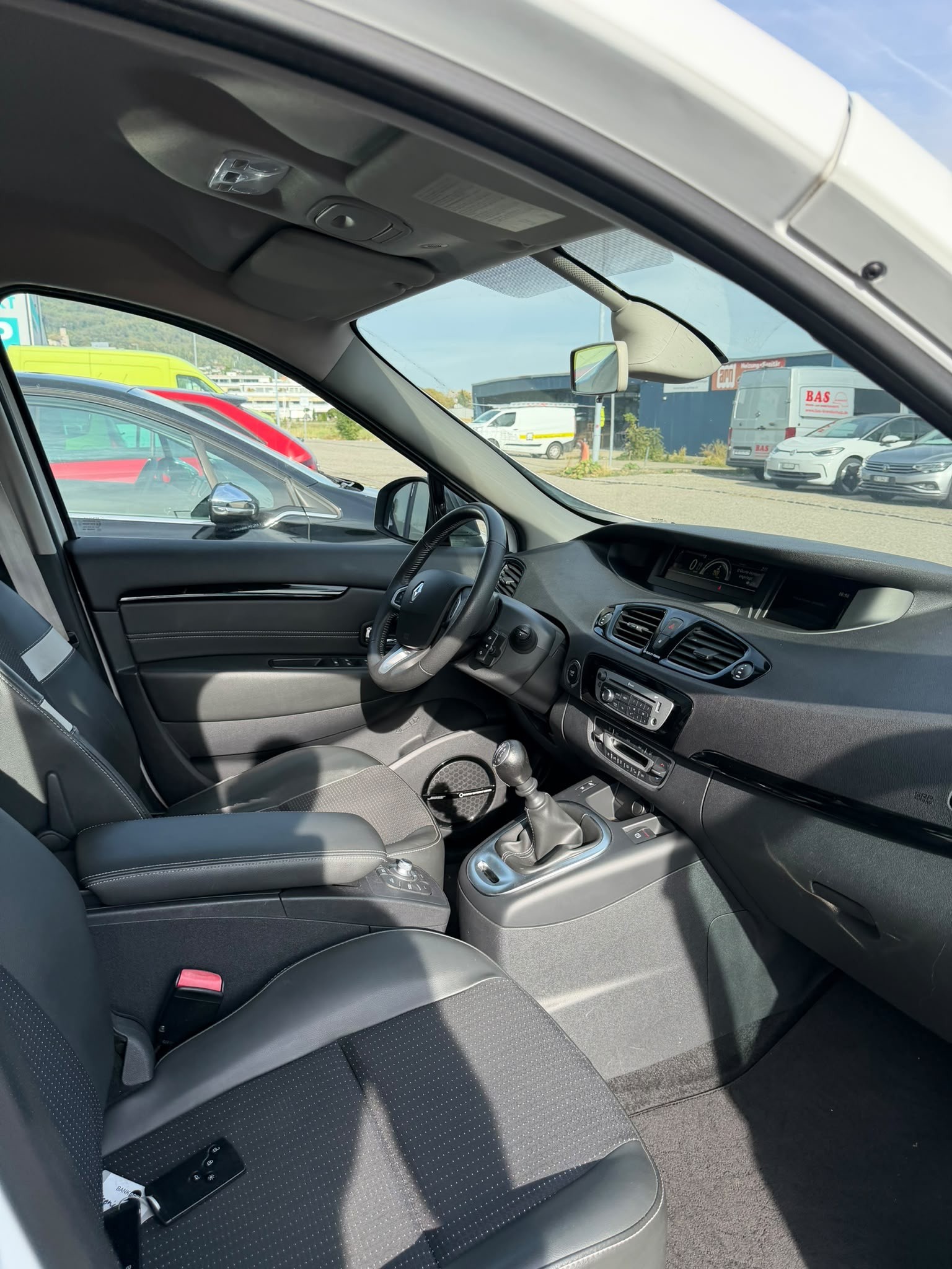 RENAULT Scénic 1.4 16V Turbo Expression-image-11