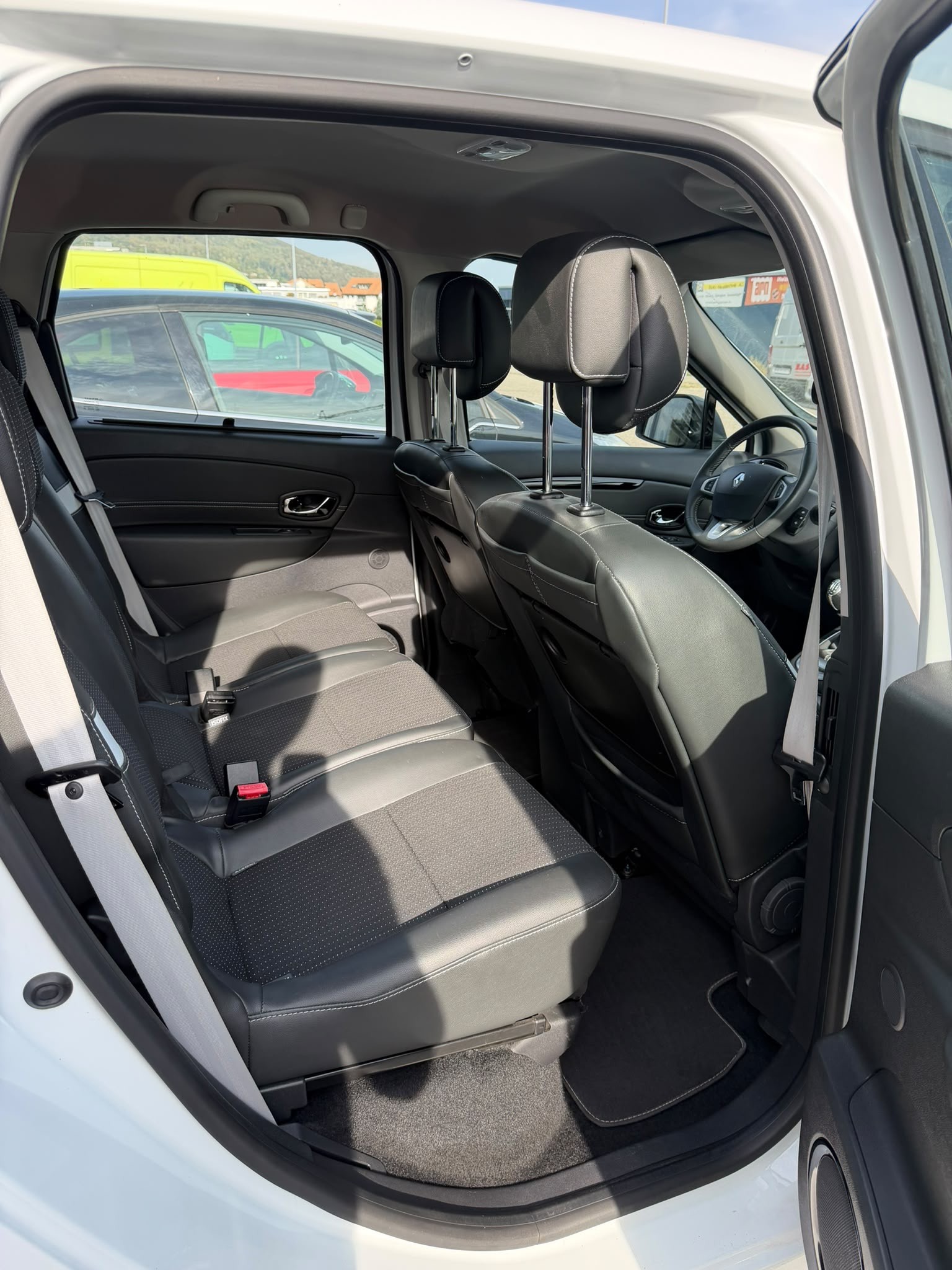 RENAULT Scénic 1.4 16V Turbo Expression-image-18