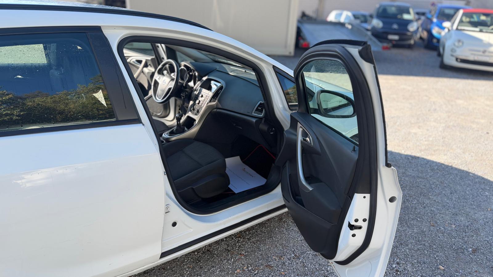OPEL Astra SportsTourer 1.7 CDTi Cosmo-image-15