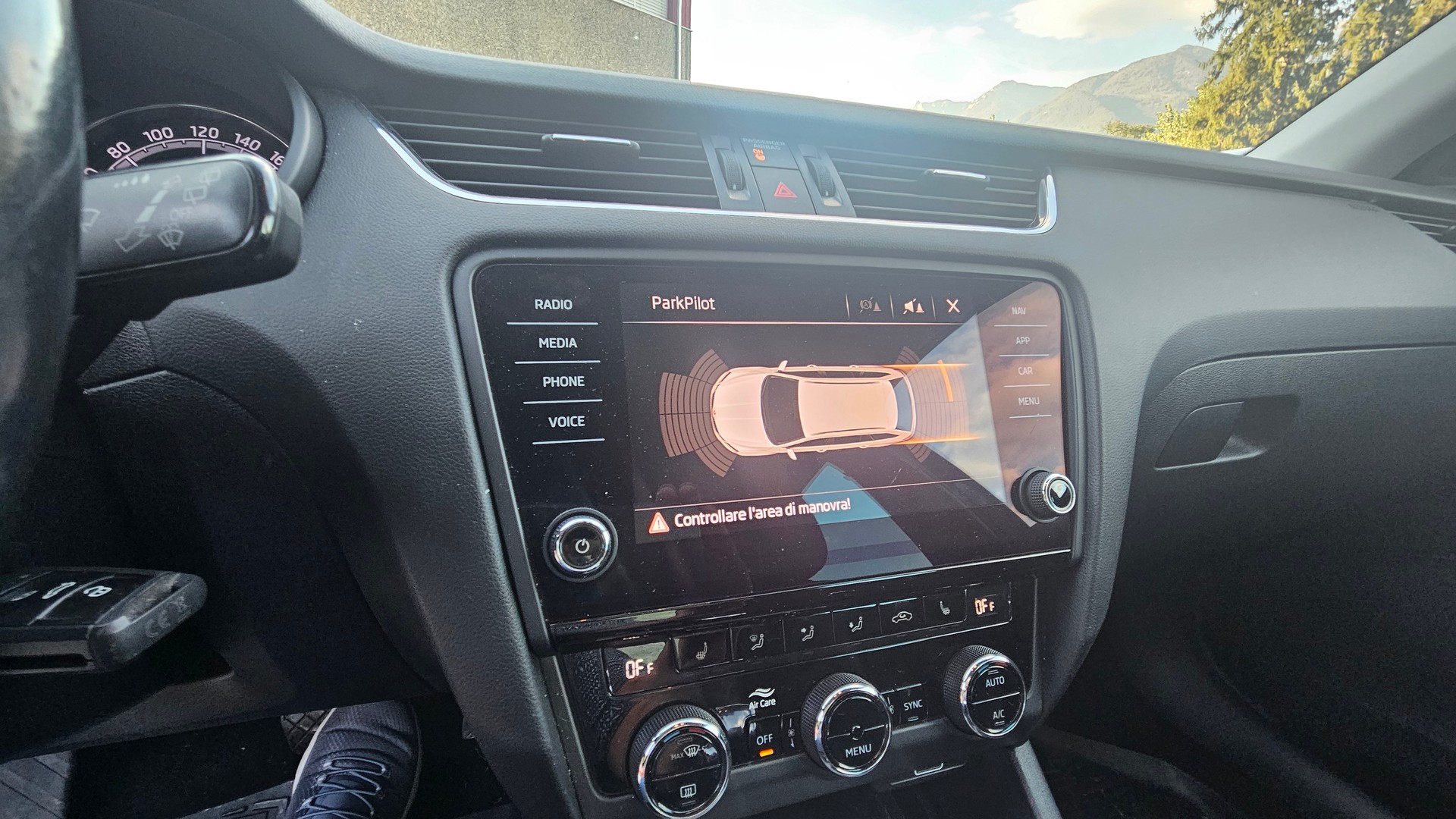 SKODA Octavia Combi 2.0 TDI Ambition 4x4 DSG-image-10