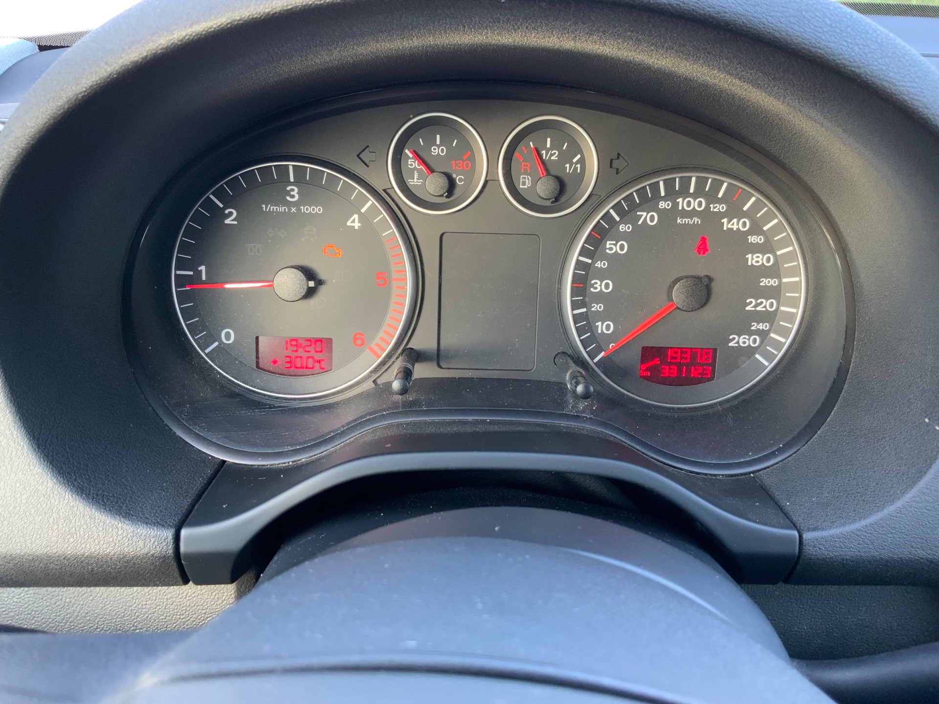 AUDI A3 Sportback 2.0 TDI Ambition-image-8
