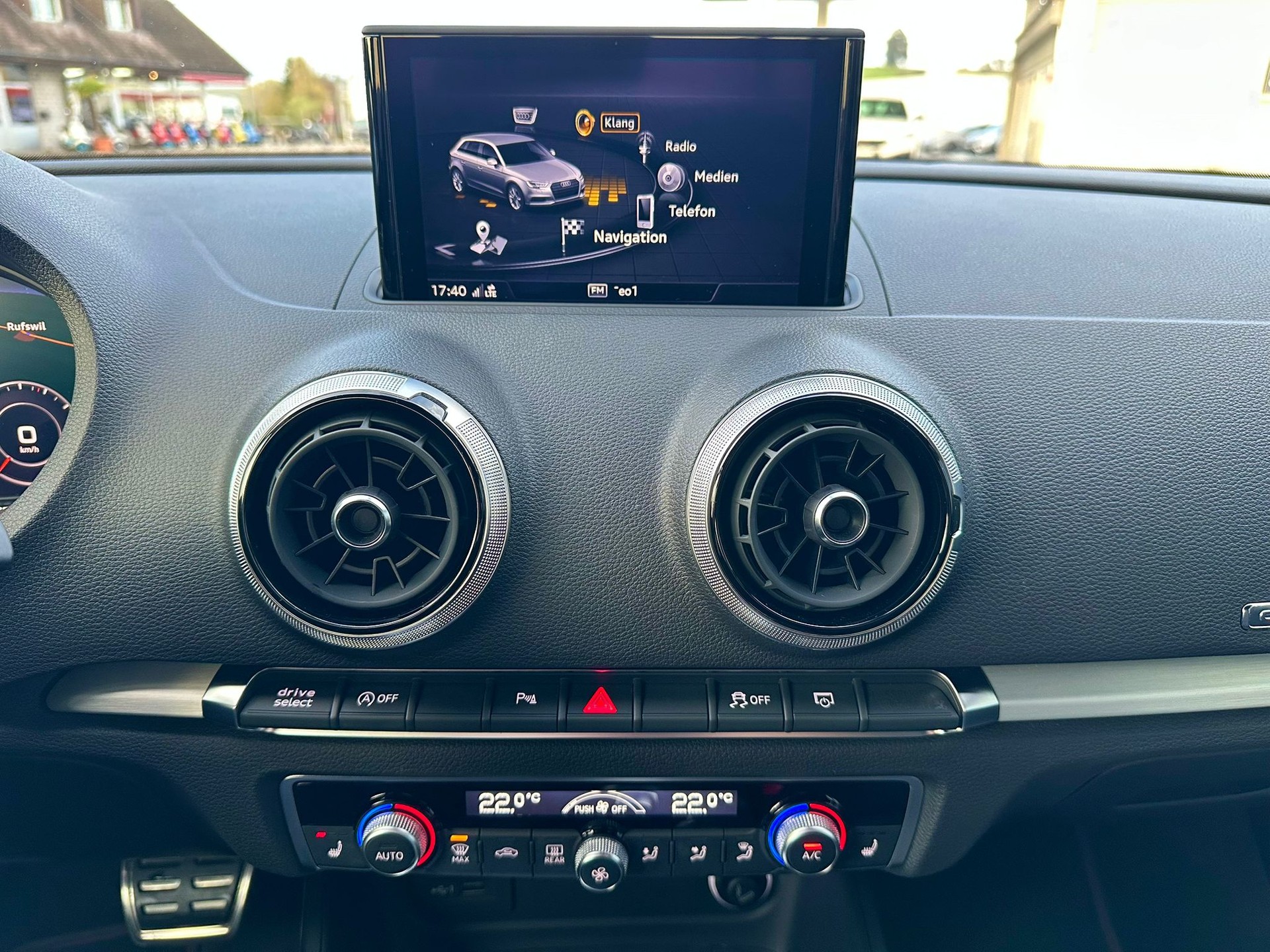 AUDI S3 Sportback 2.0 TFSI quattro-image-16