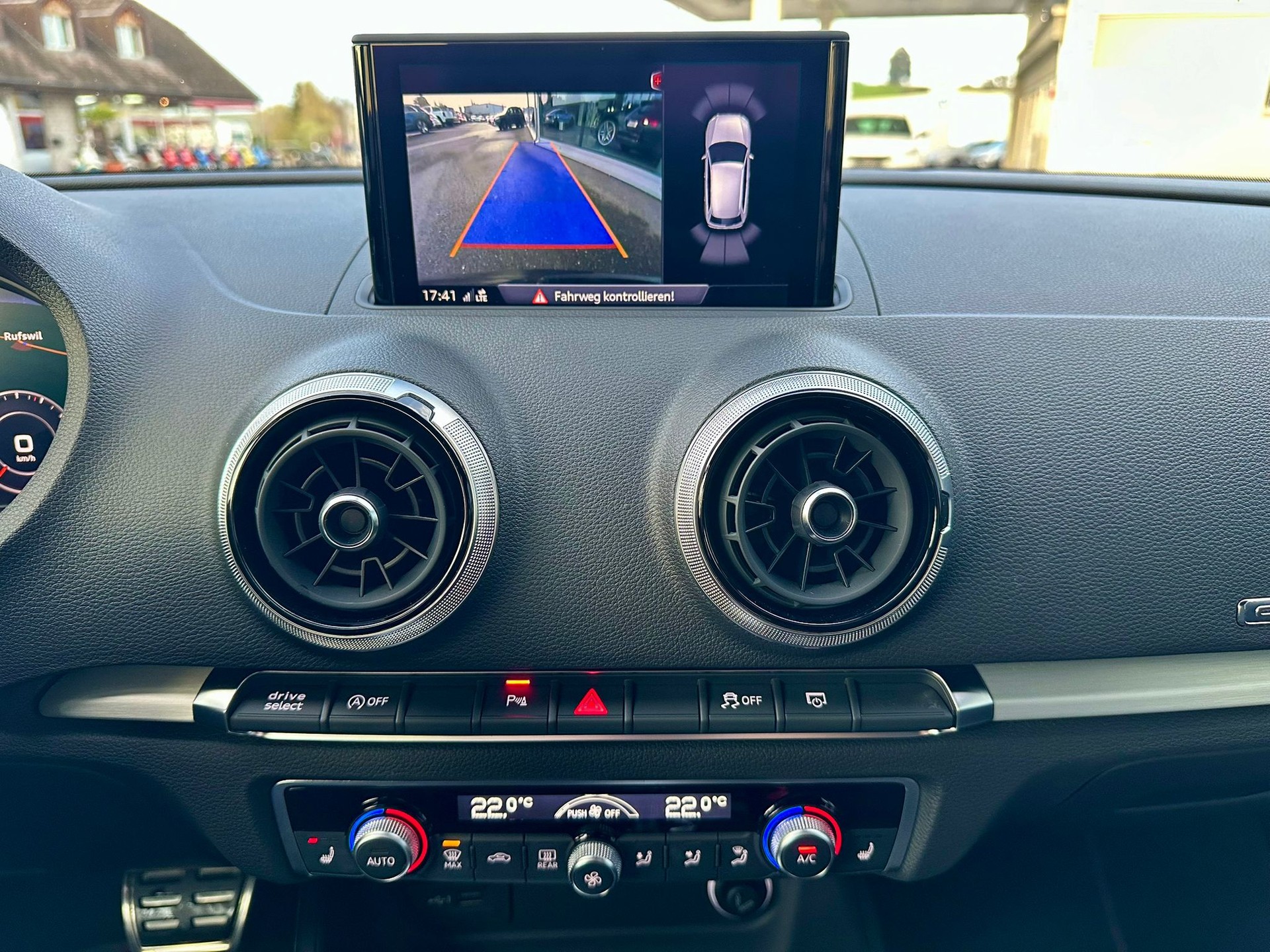 AUDI S3 Sportback 2.0 TFSI quattro-image-17