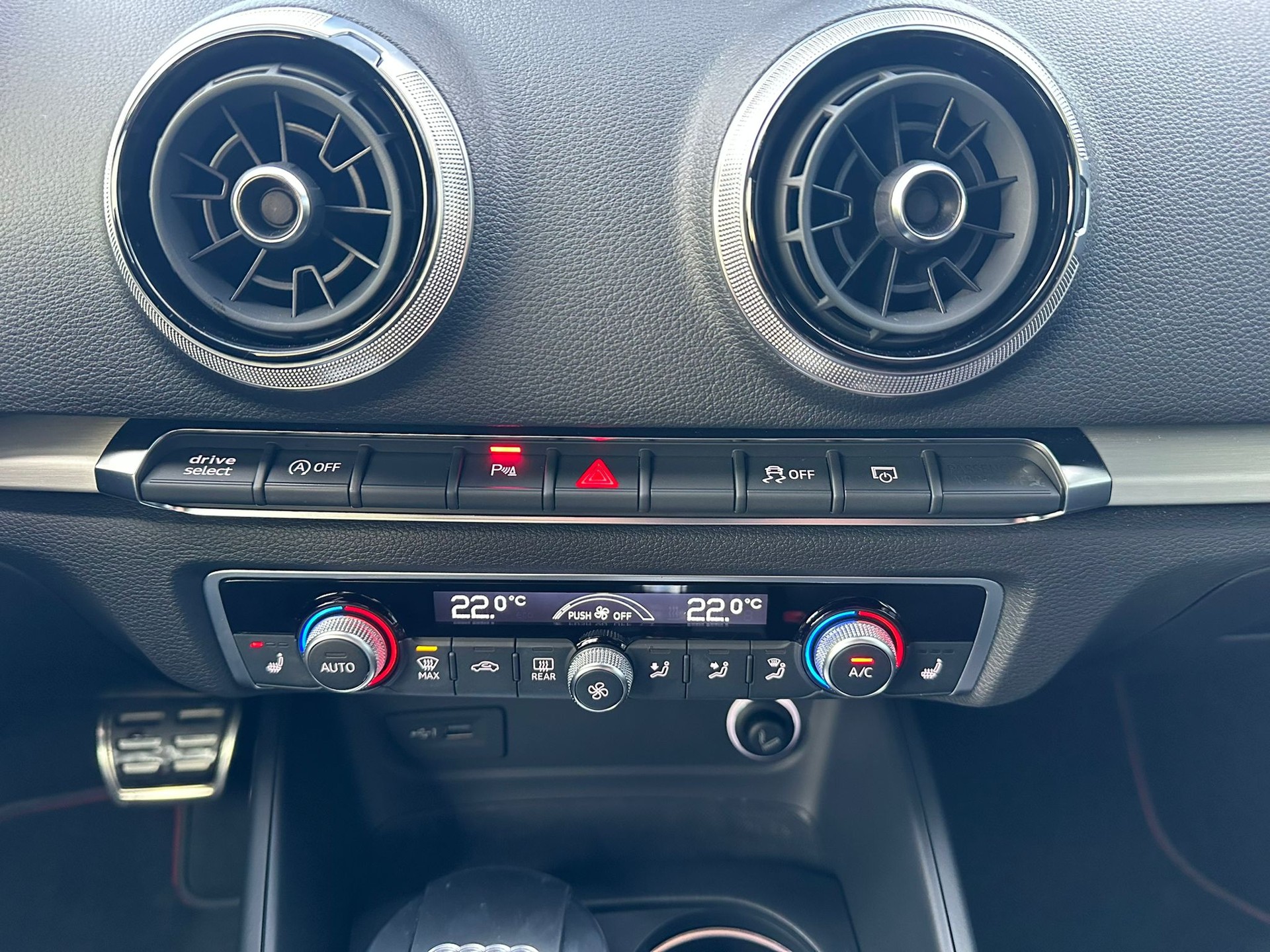AUDI S3 Sportback 2.0 TFSI quattro-image-19