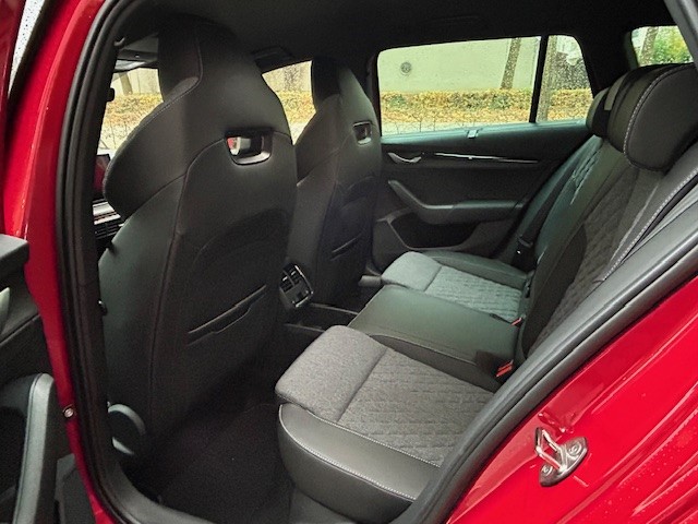 SKODA Octavia Combi 1.5 TSI mHEV DSG Sport Line-image-9