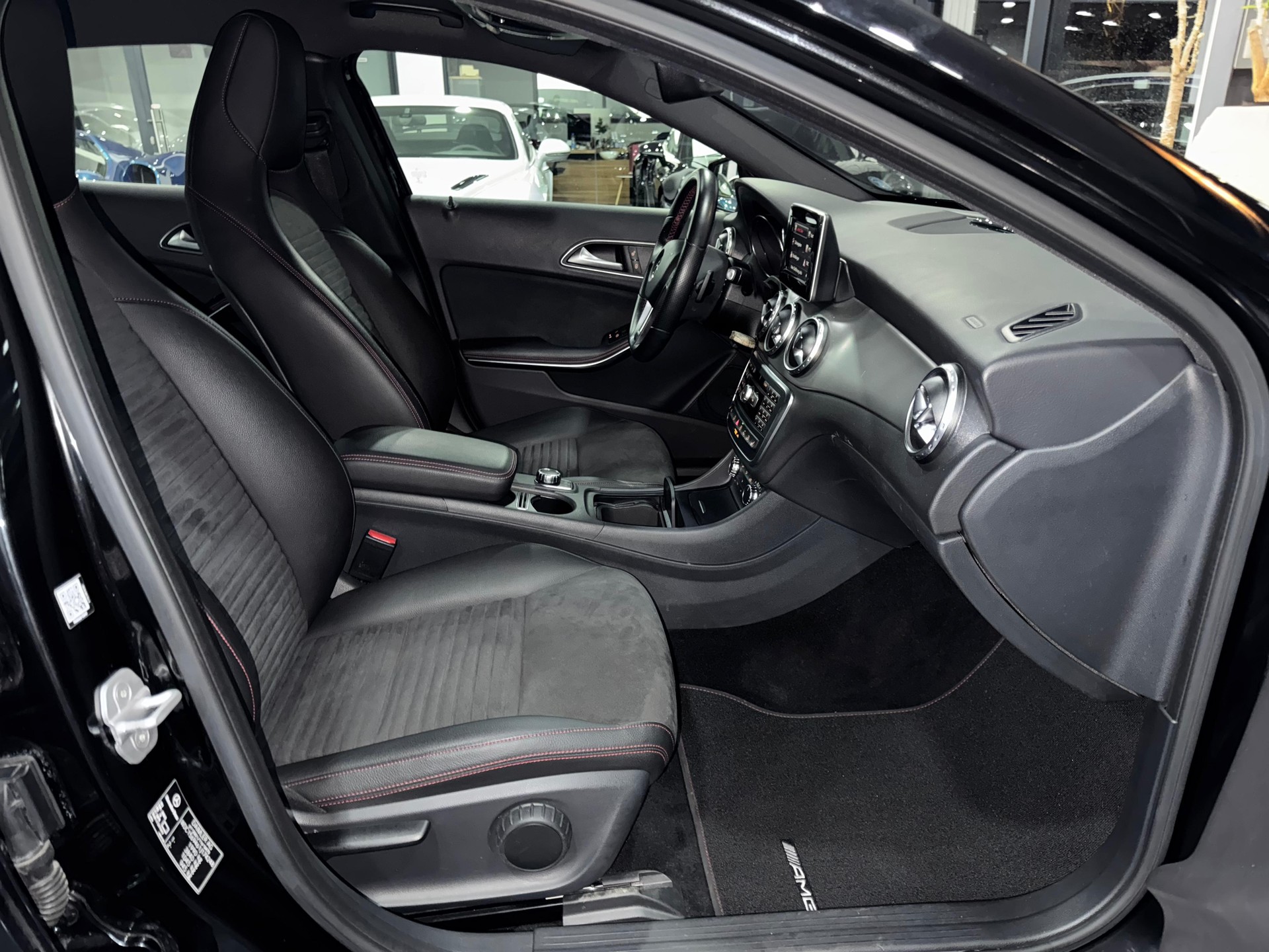 MERCEDES-BENZ GLA 250 AMG Line 7G-DCT-image-7