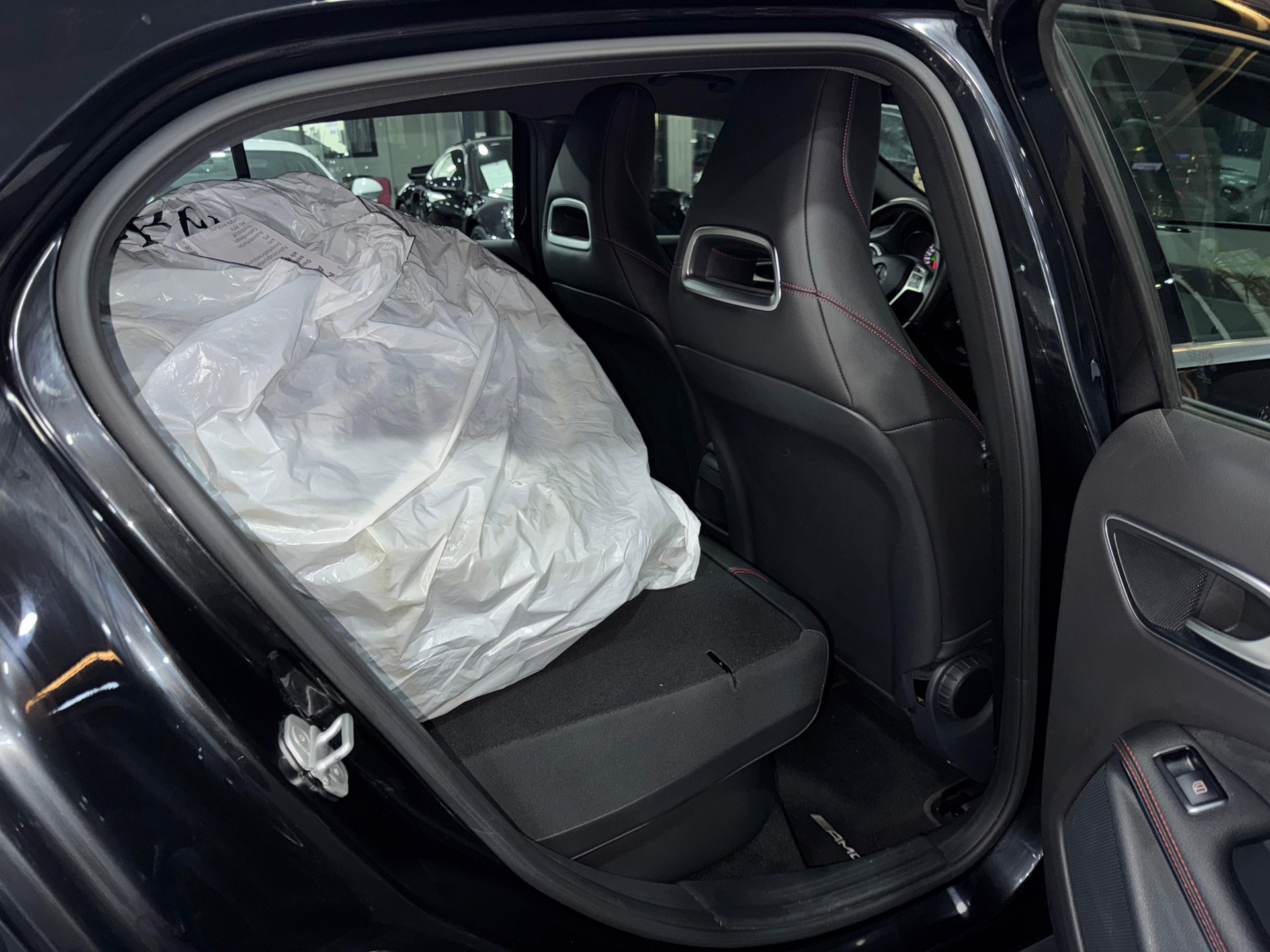 MERCEDES-BENZ GLA 250 AMG Line 7G-DCT-image-8
