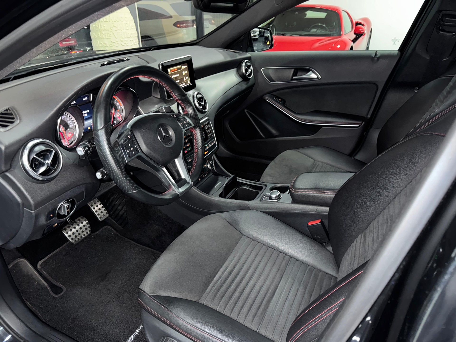 MERCEDES-BENZ GLA 250 AMG Line 7G-DCT-image-6