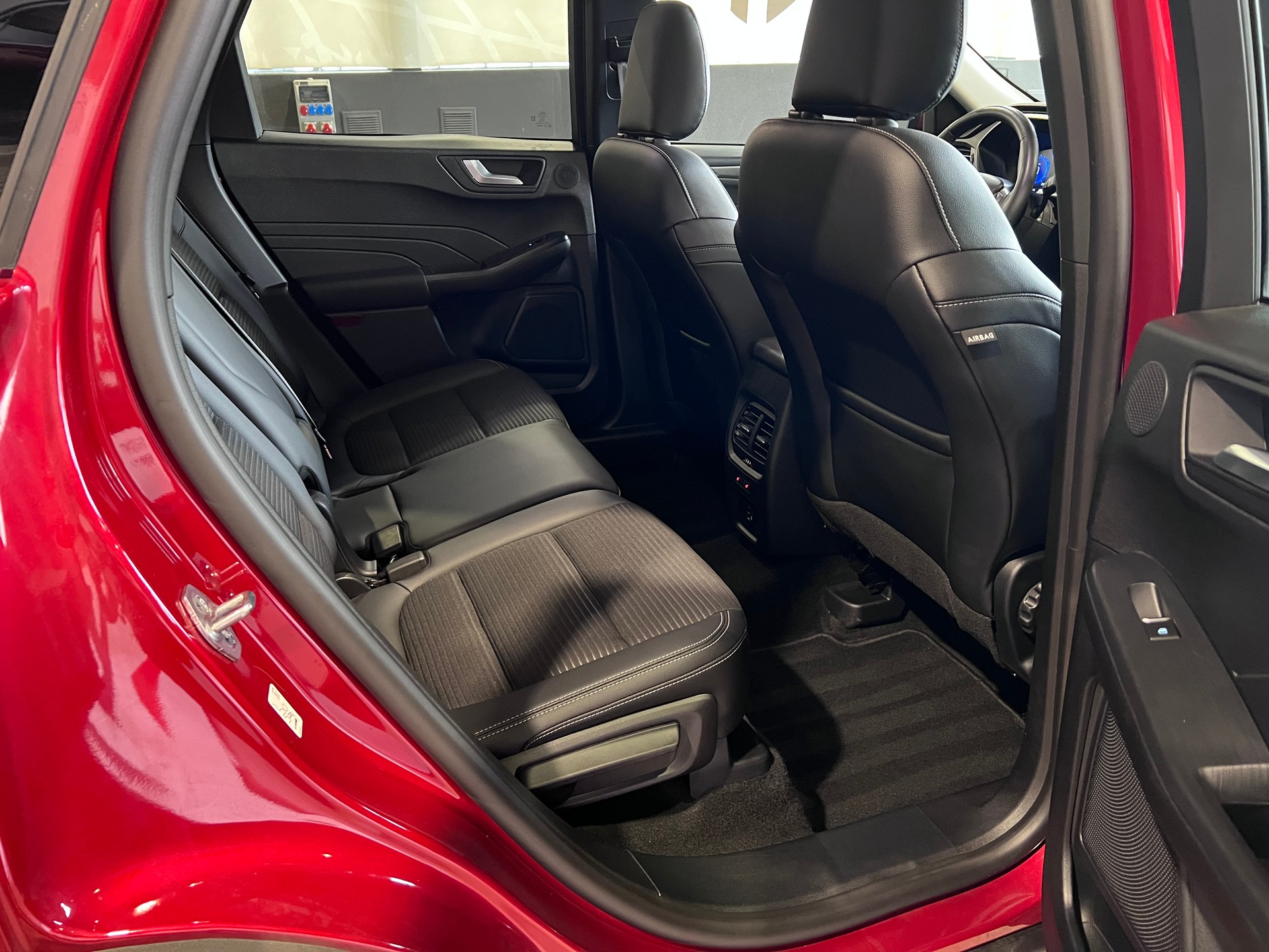 FORD Kuga 2.0 TDCi EcoBlue ST-Line X 4WD-image-14