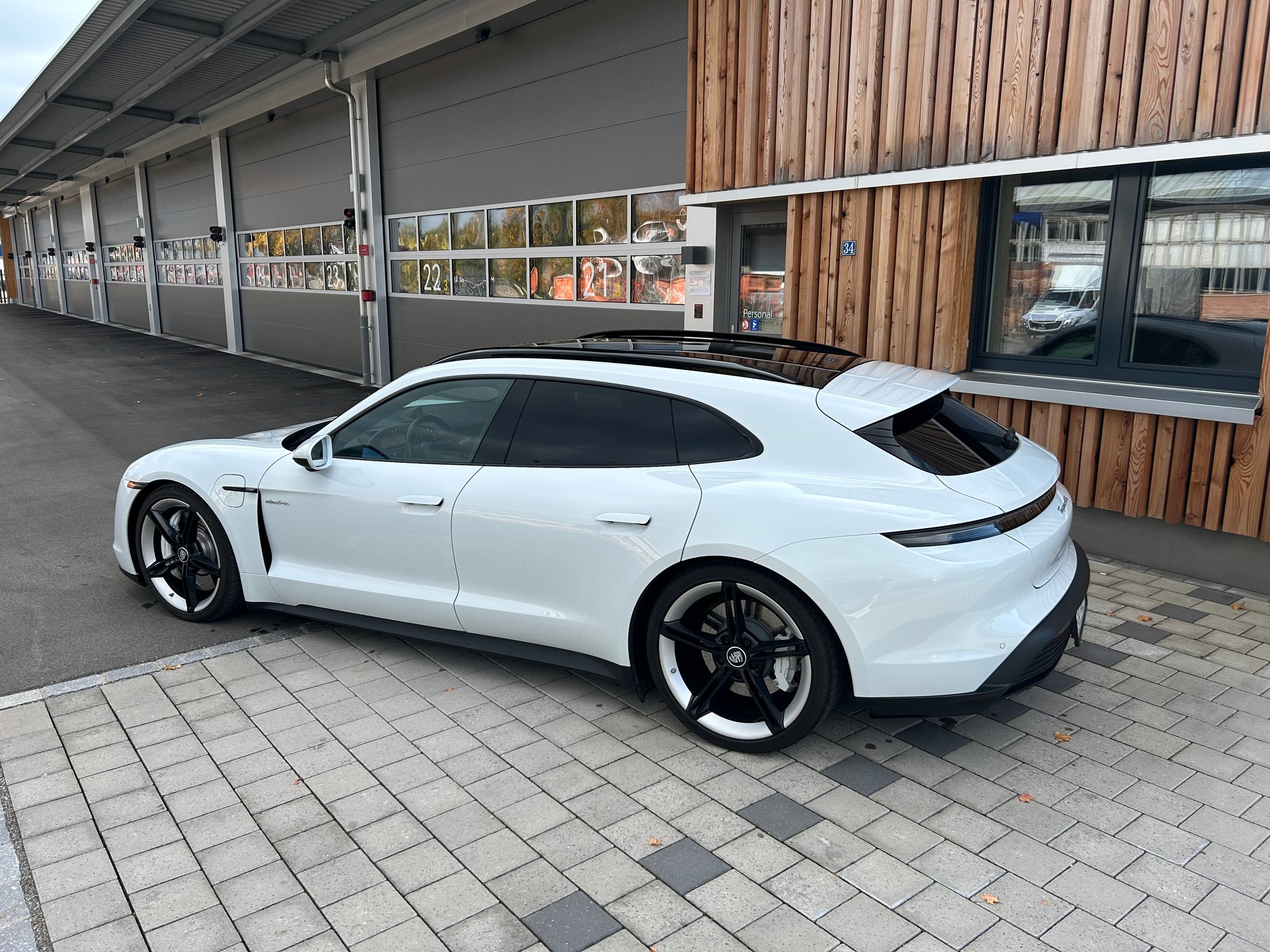 PORSCHE Taycan 4S Sport Turismo | Performance Plus Batterie | Porsche Approved Garantie | top gepflegt-image-2