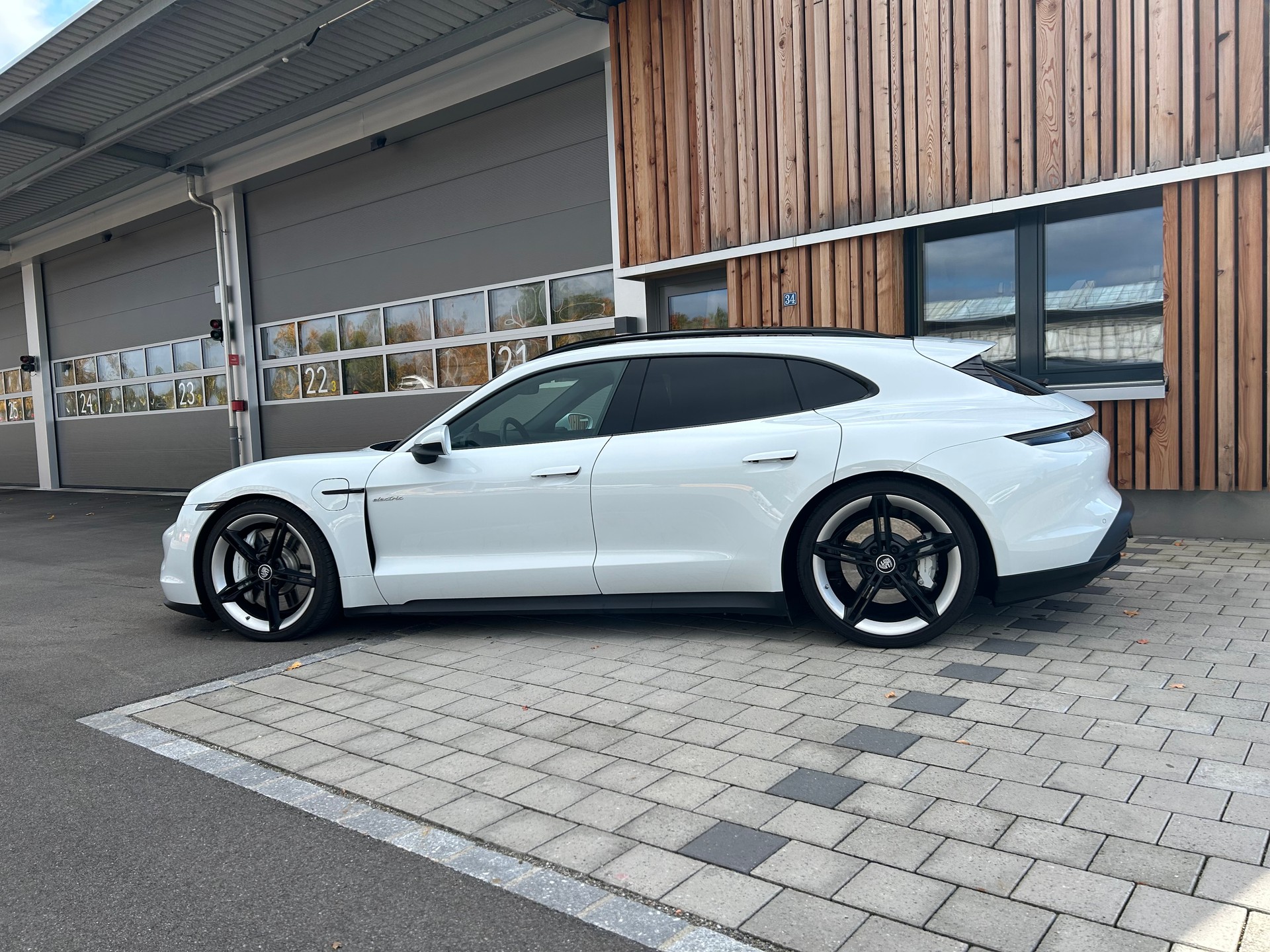 PORSCHE Taycan 4S Sport Turismo | Performance Plus Batterie | Porsche Approved Garantie | top gepflegt-image-1