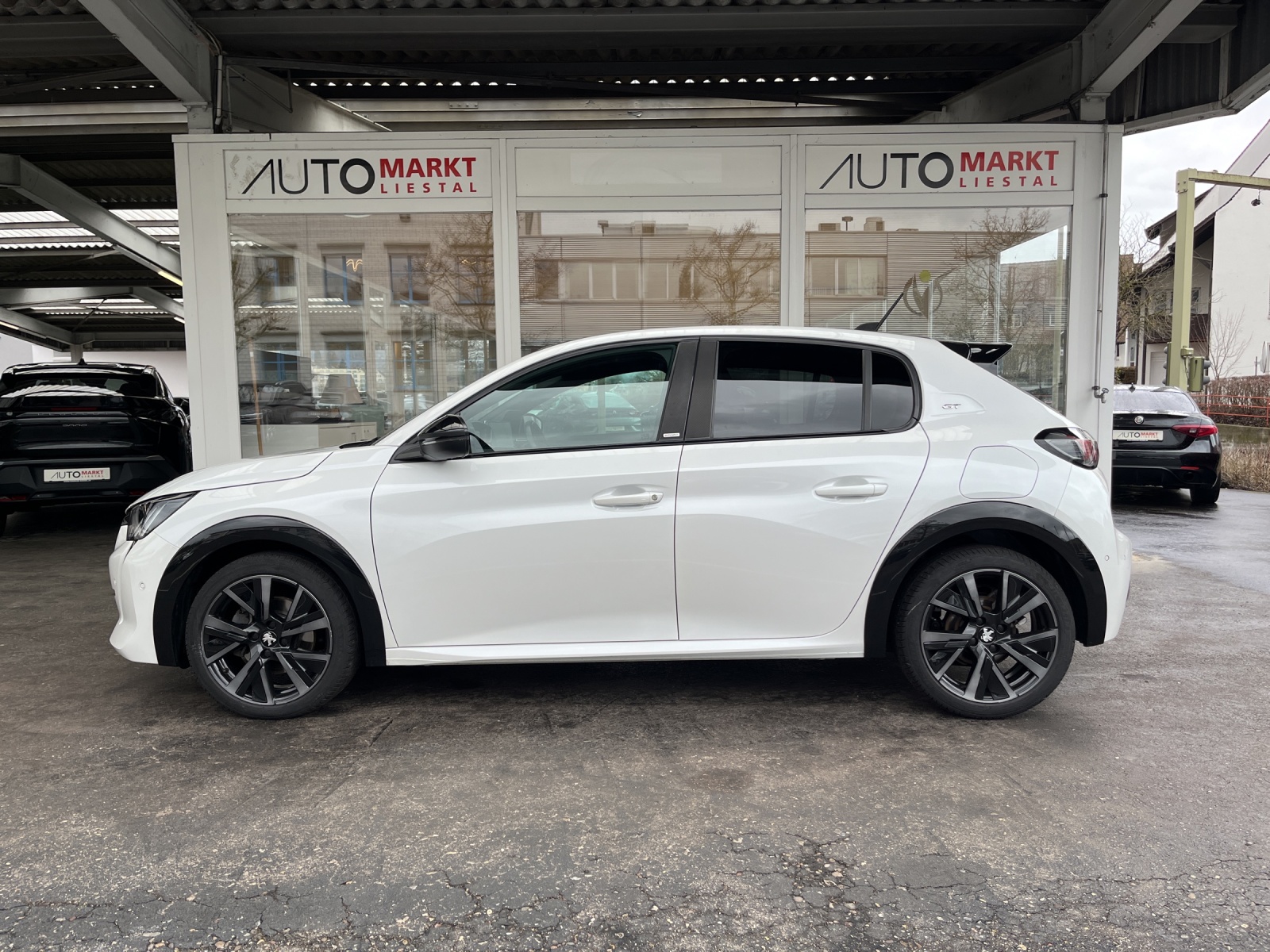 PEUGEOT 208 1.2 PureTech GT Pack EAT8-image-1