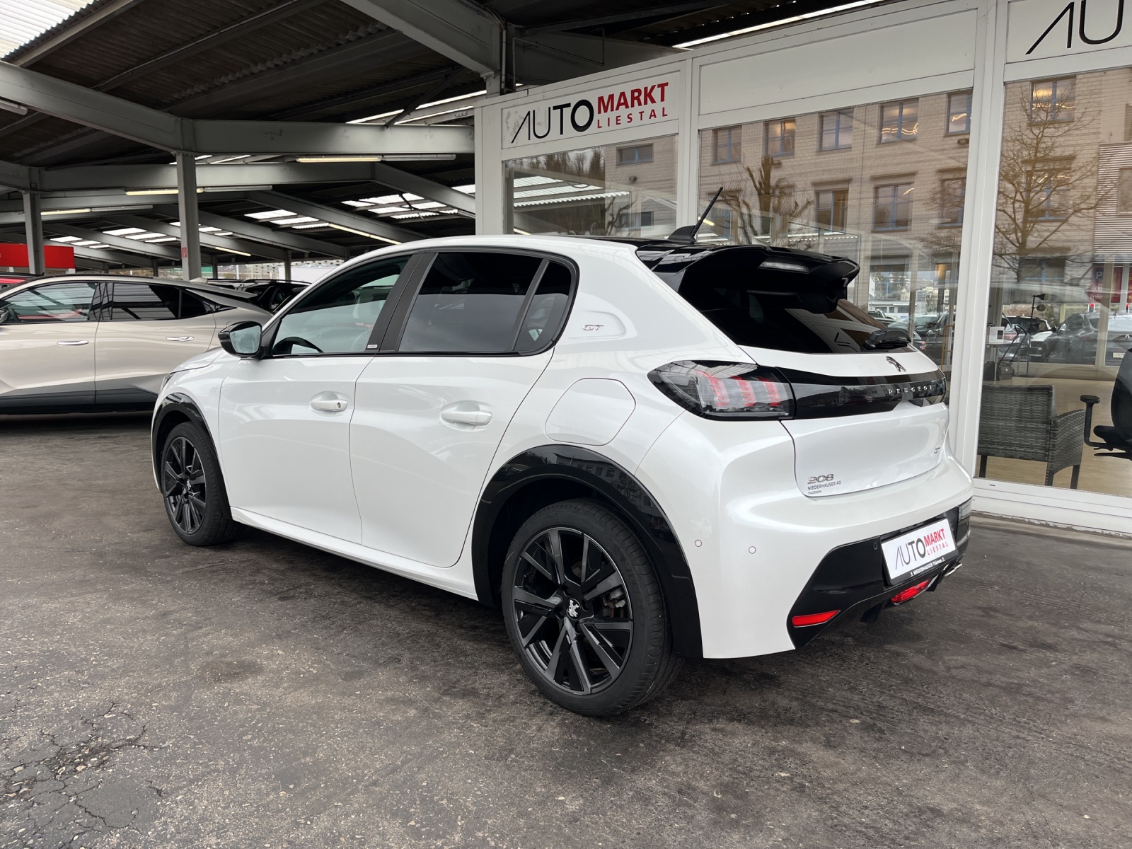 PEUGEOT 208 1.2 PureTech GT Pack EAT8-image-2