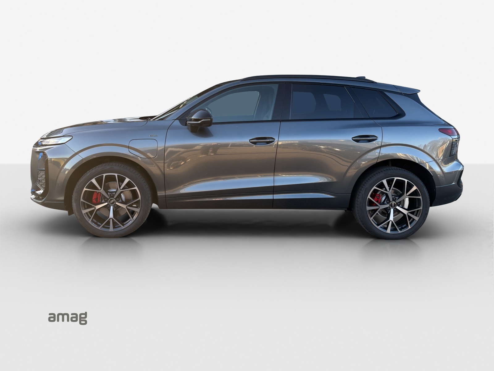 AUDI Q3 SUV e-hybrid 200 kW S tronig-showroom-element-1