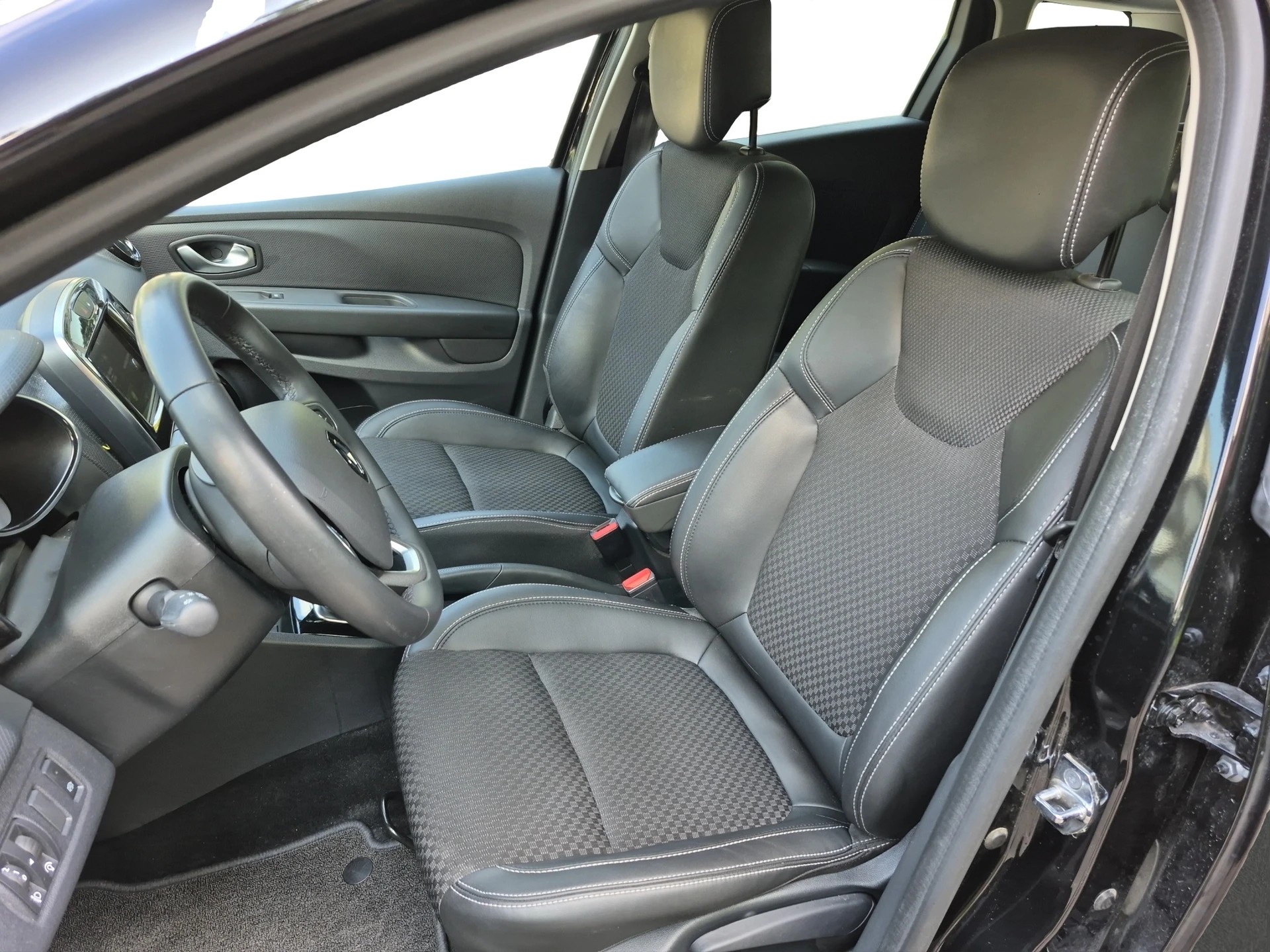 RENAULT Clio Grandtour 1.2 16V T Intens EDC-image-9