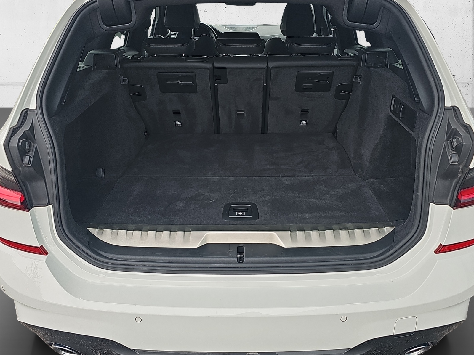 BMW 320e Tour. M Sport Steptr-image-15