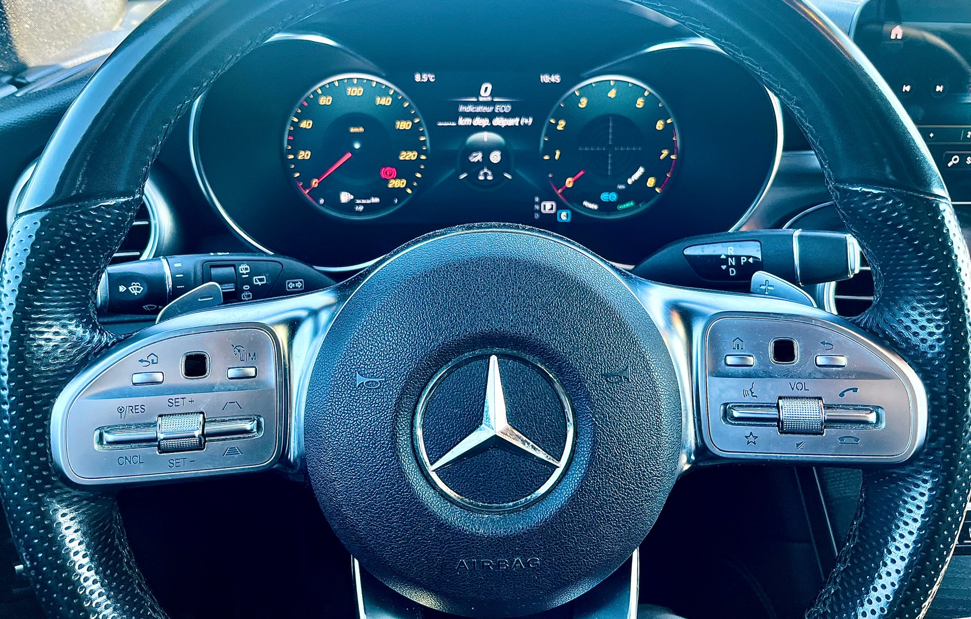 MERCEDES-BENZ GLC 200 AMG Line 4Matic 9G-Tronic-image-10