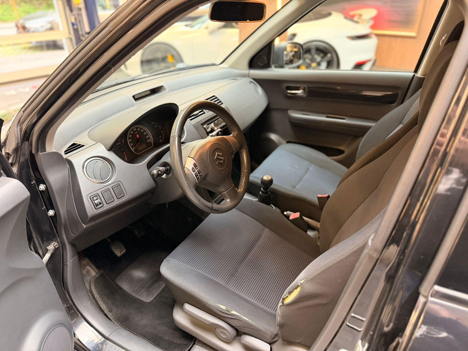 SUZUKI Swift 1.3 GL-image-11