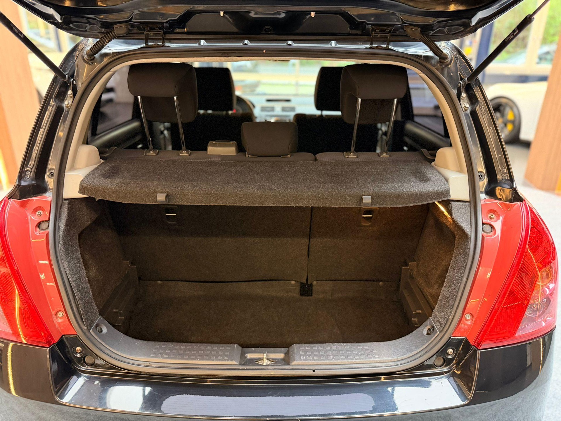 SUZUKI Swift 1.3 GL-image-9