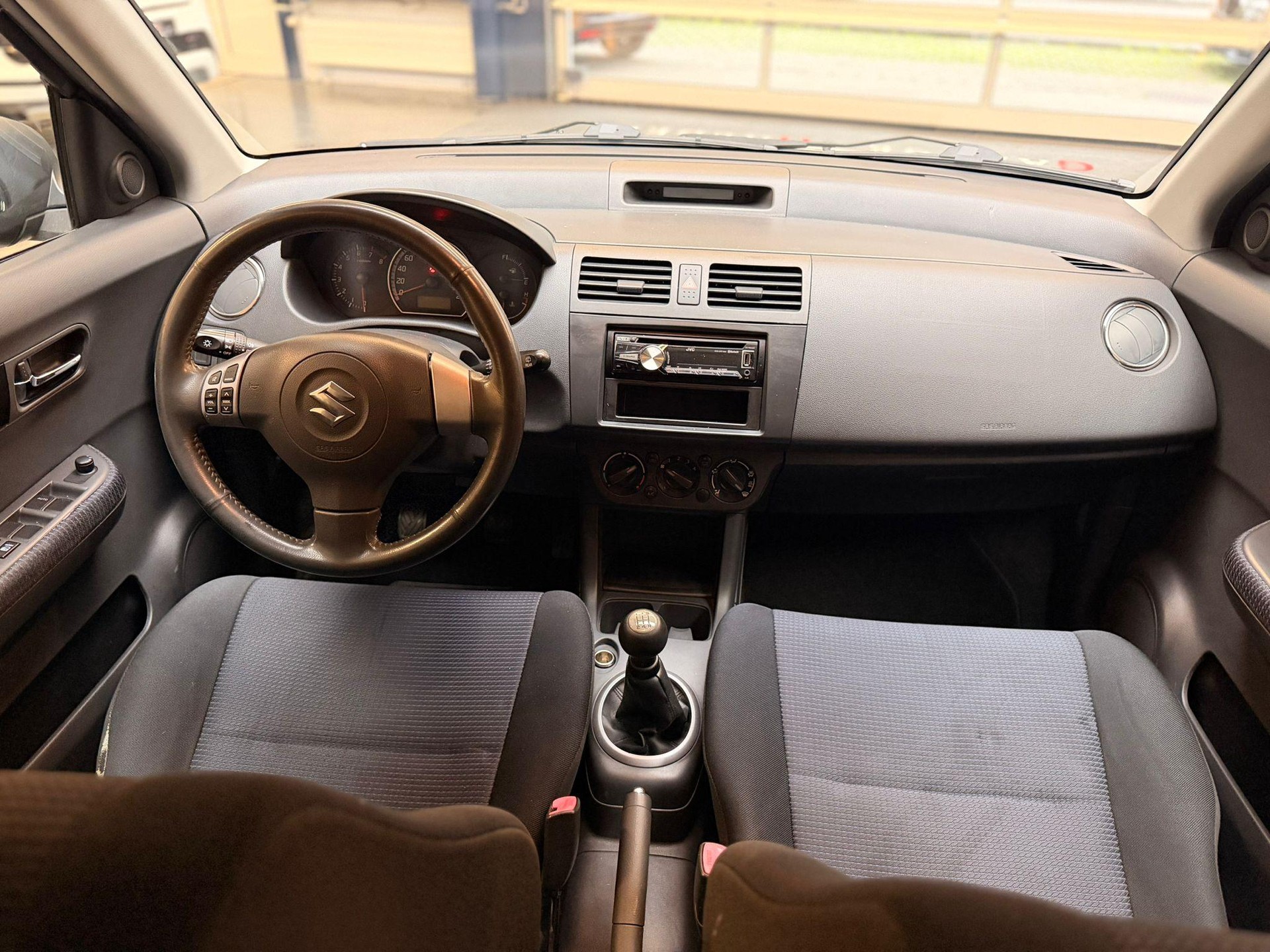 SUZUKI Swift 1.3 GL-image-10