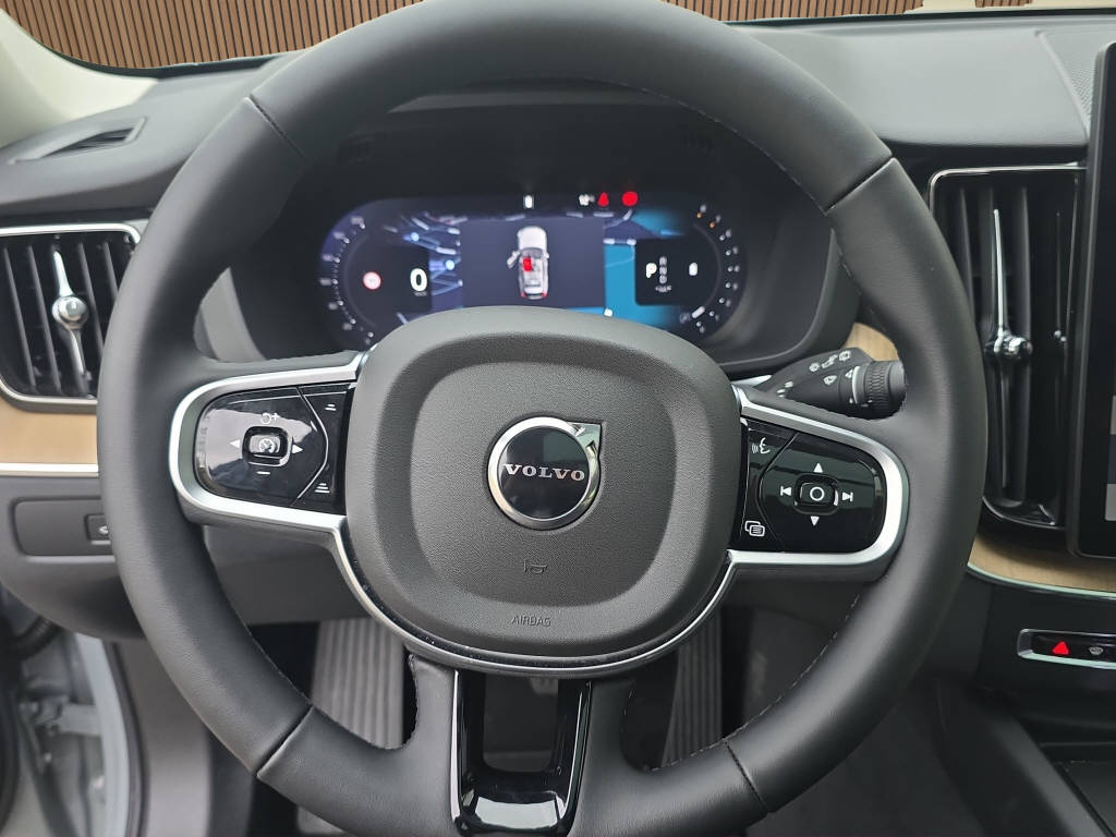 VOLVO XC60 2.0 B5 MH Plus Dark AWD-image-13