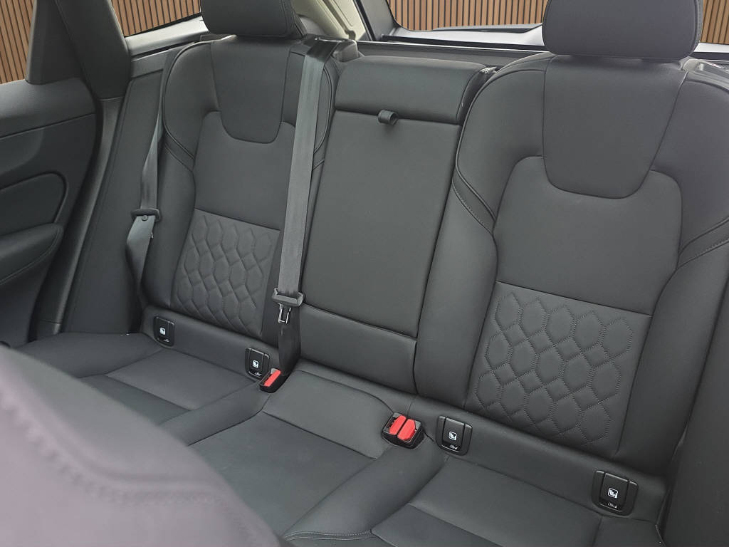 VOLVO XC60 2.0 B5 MH Plus Dark AWD-image-15