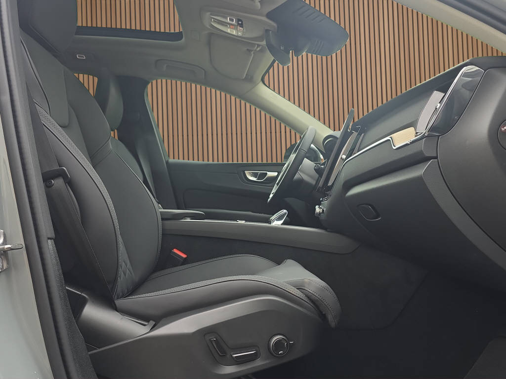 VOLVO XC60 2.0 B5 MH Plus Dark AWD-image-12