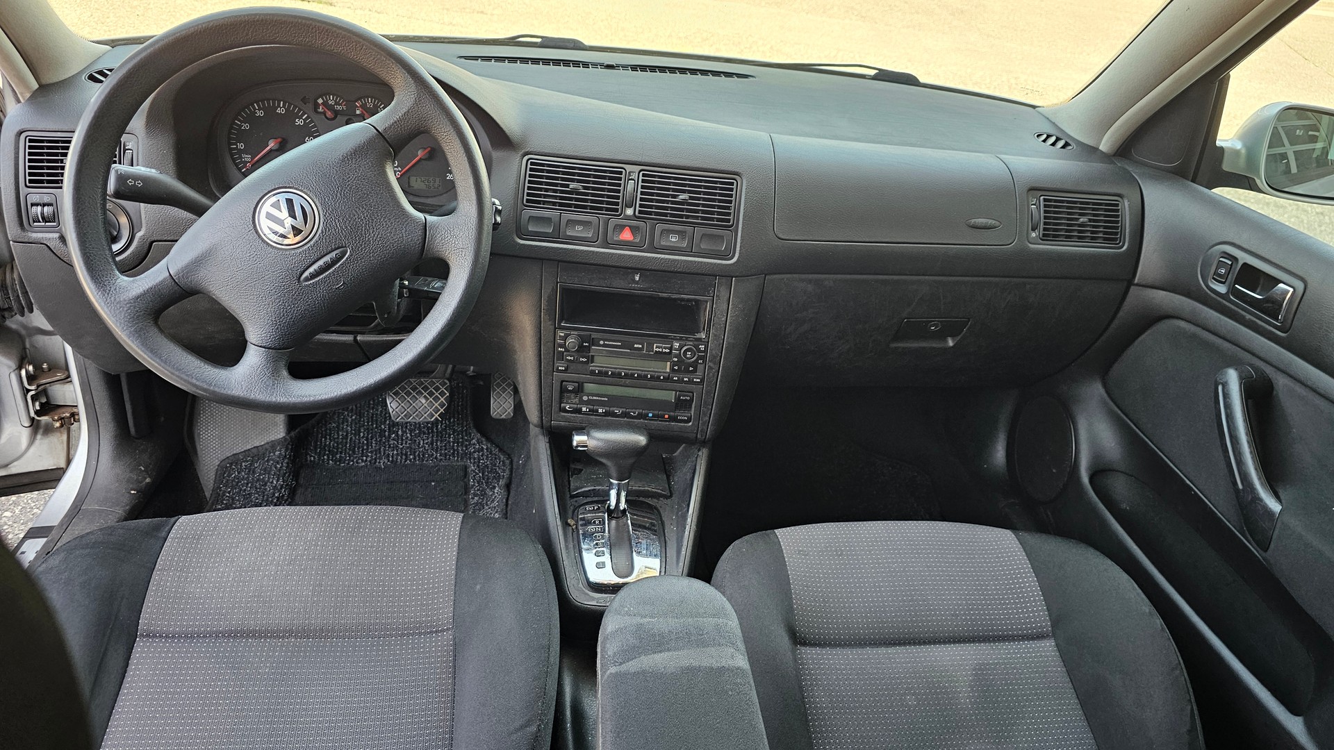 VW Golf 1.6 Comfortline Automatic-image-9