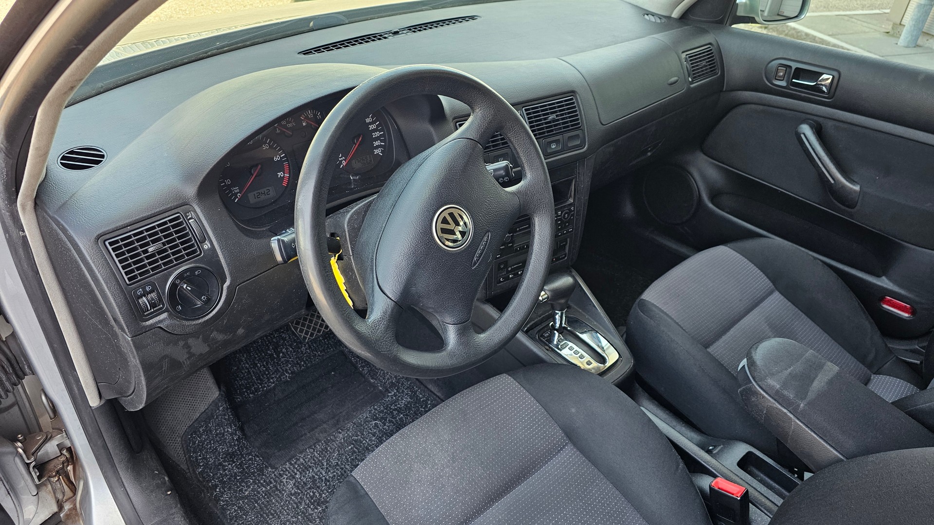 VW Golf 1.6 Comfortline Automatic-image-7