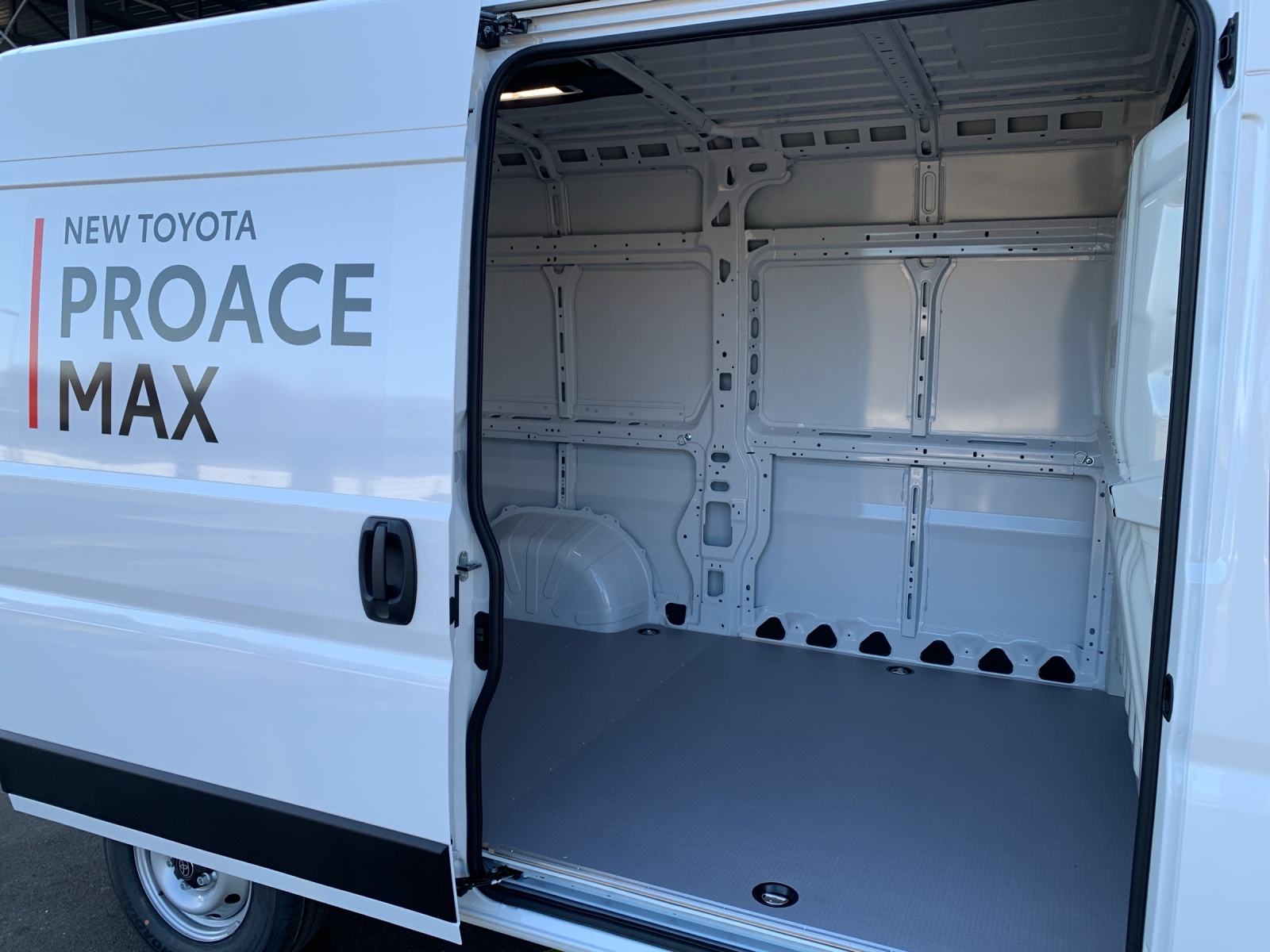 TOYOTA PROACE MAX Van 3.5 L2H2 2.2 D Active-image-9