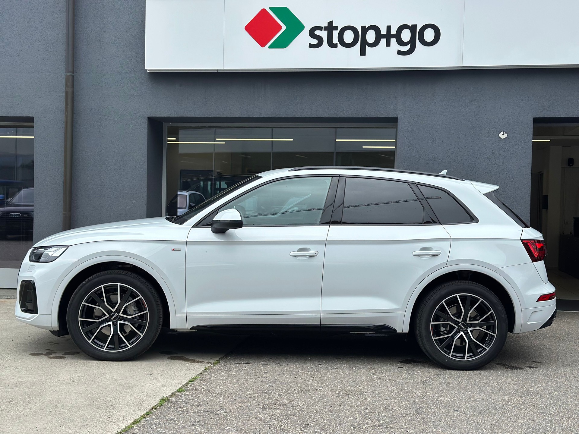 AUDI Q5 40 TDI S-line quattro S-tronic-image-2