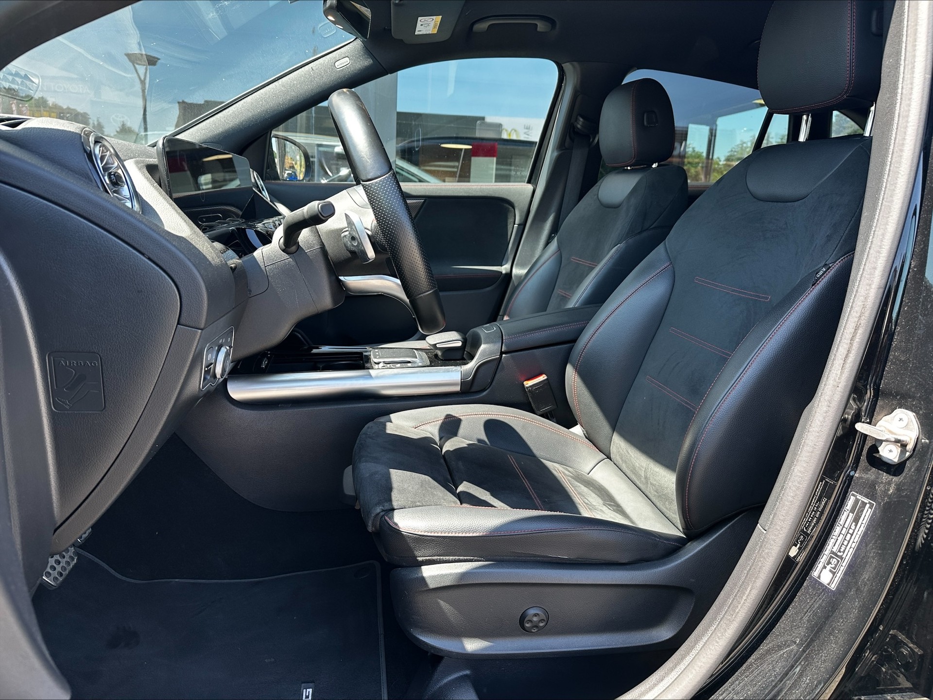 MERCEDES-BENZ GLA 200 AMG Line 7G-DCT-showroom-element-3