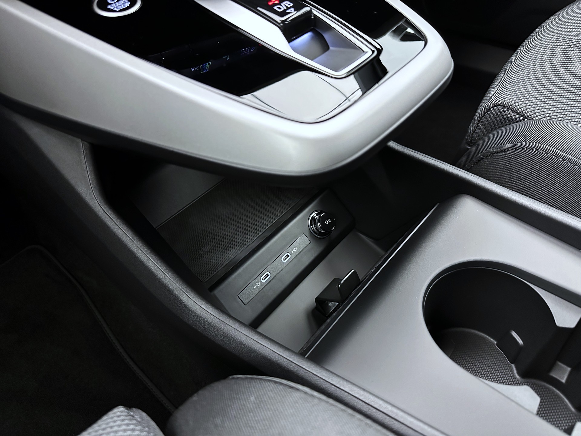 AUDI Q4 e-tron 45 Attraction quattro-image-12