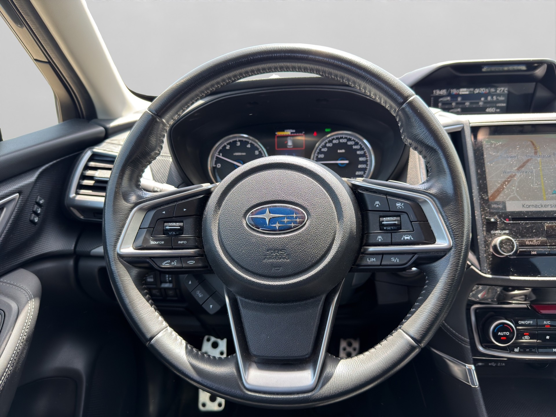 SUBARU Forester 2.0i e-Boxer Luxury Lineartronic-image-9