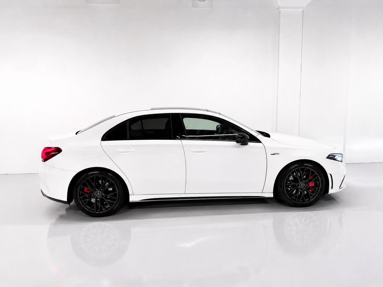 MERCEDES-BENZ A 35 AMG 4Matic Speedshift Limousine-image-8
