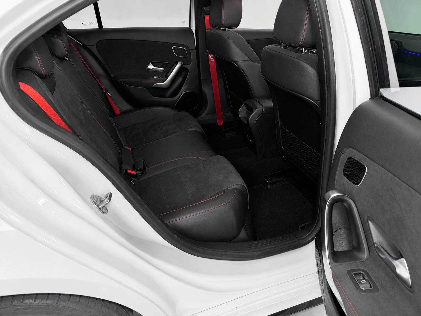 MERCEDES-BENZ A 35 AMG 4Matic Speedshift-image-11