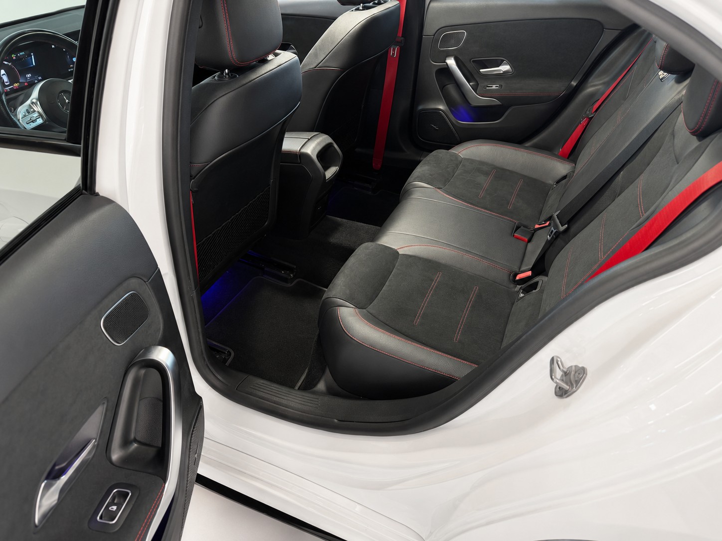 MERCEDES-BENZ A 35 AMG 4Matic Speedshift-image-10