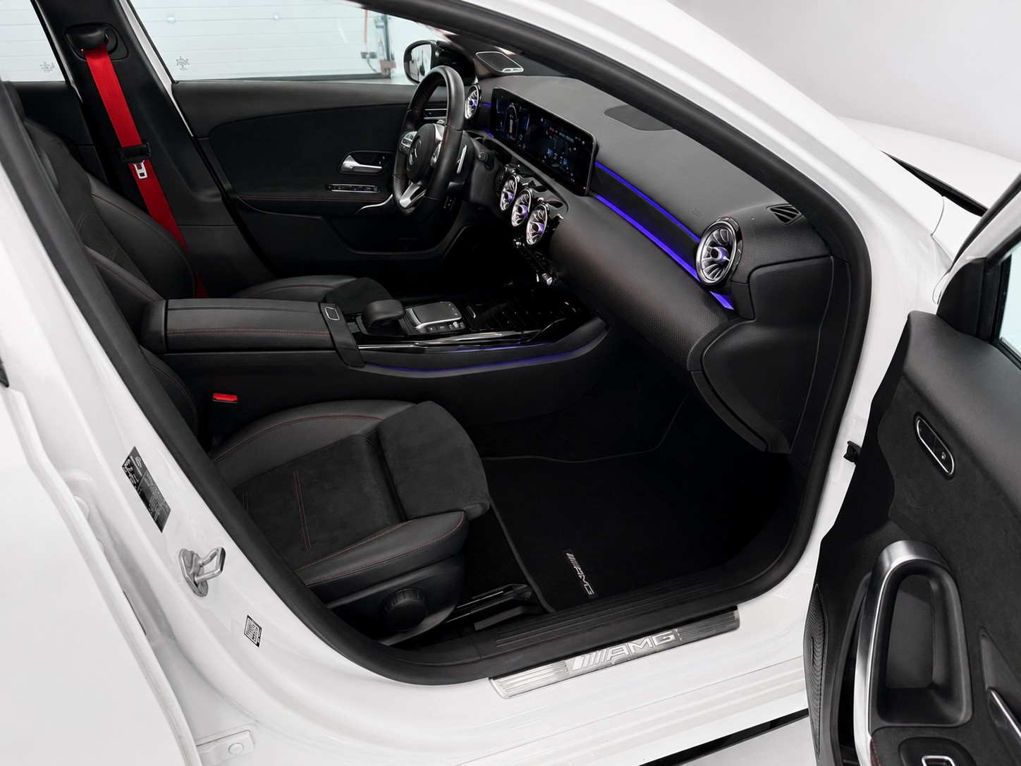 MERCEDES-BENZ A 35 AMG 4Matic Speedshift-image-12