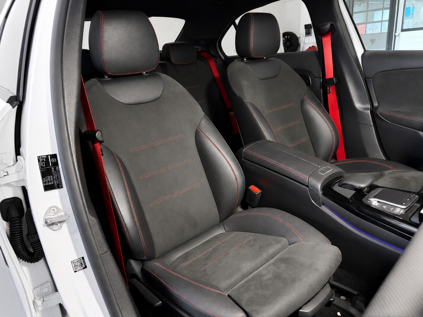 MERCEDES-BENZ A 35 AMG 4Matic Speedshift-image-16