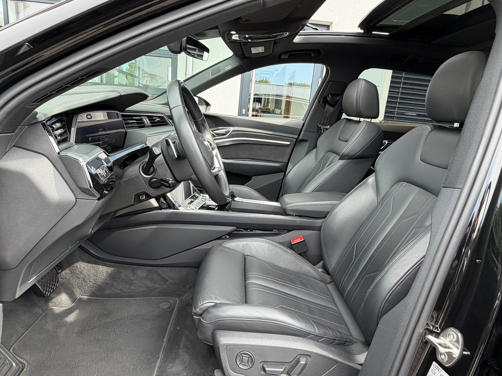 AUDI e-tron 55 Advanced quattro-image-12