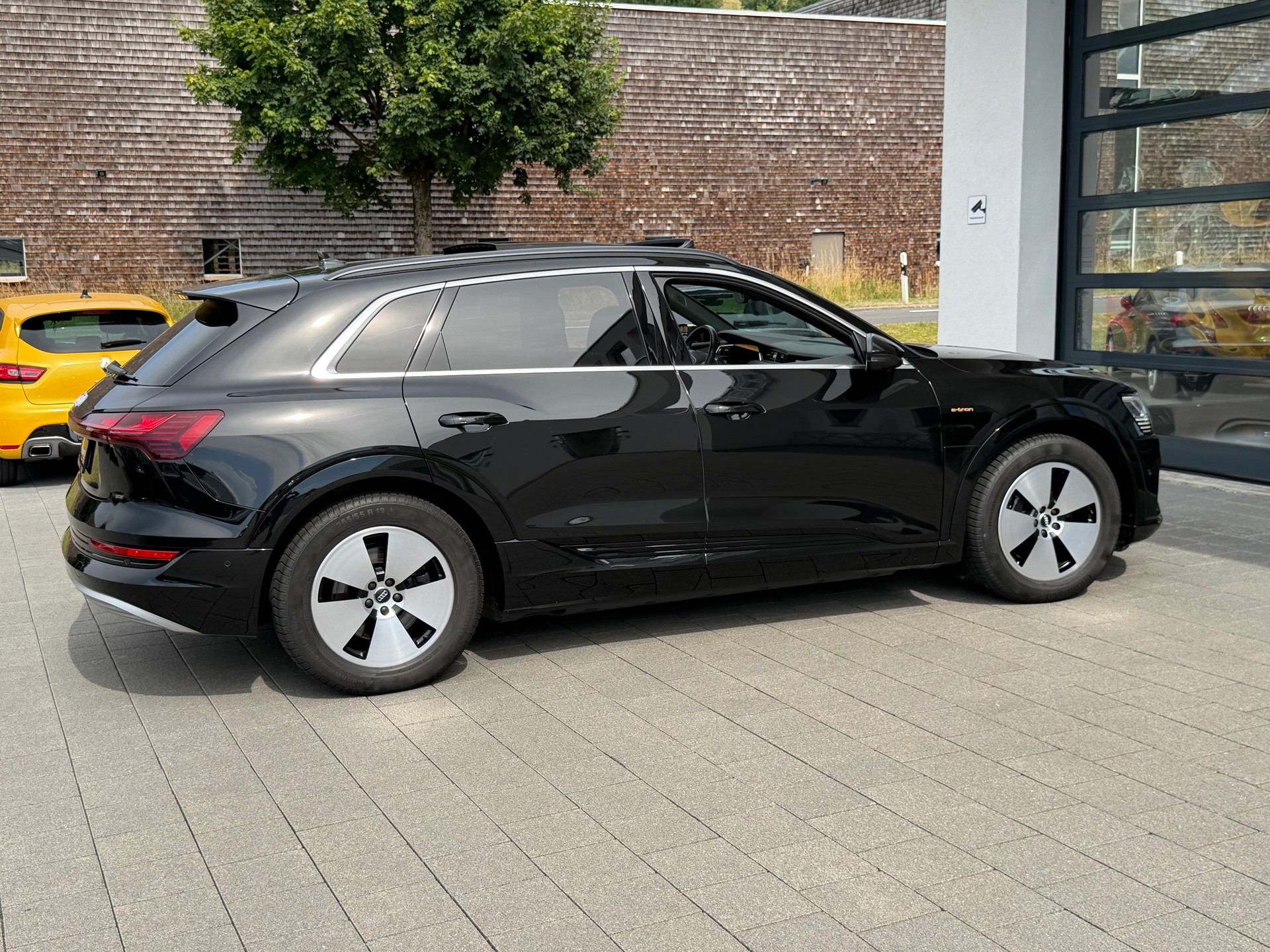 AUDI e-tron 55 Advanced quattro-image-7