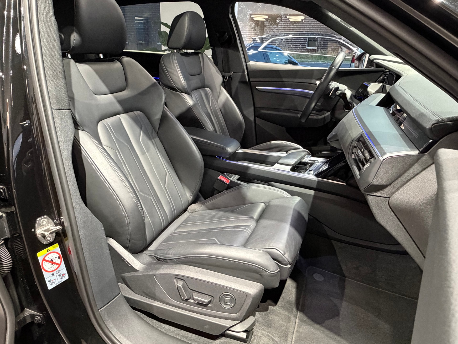AUDI e-tron 55 Advanced quattro-image-15