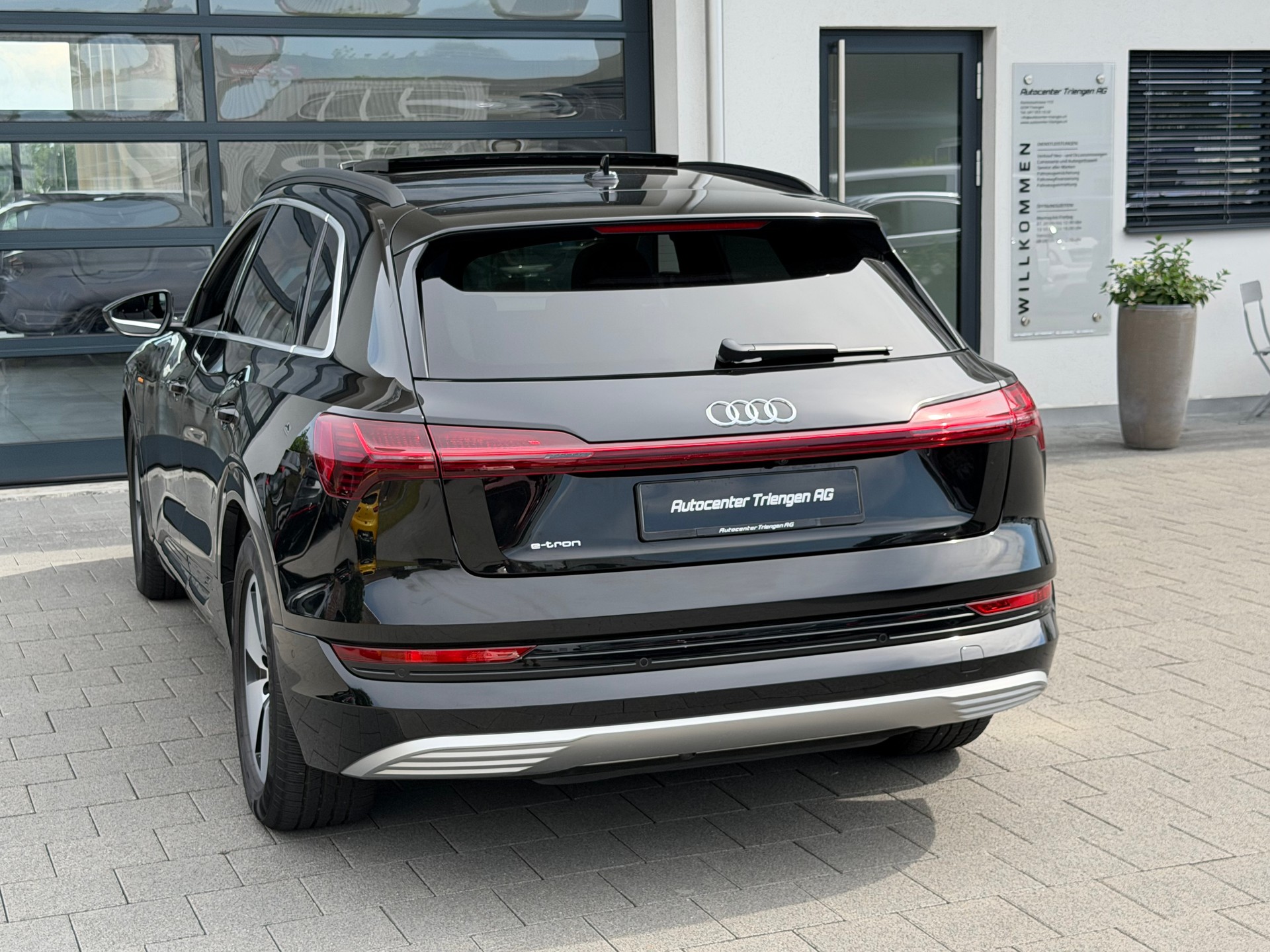 AUDI e-tron 55 Advanced quattro-image-4