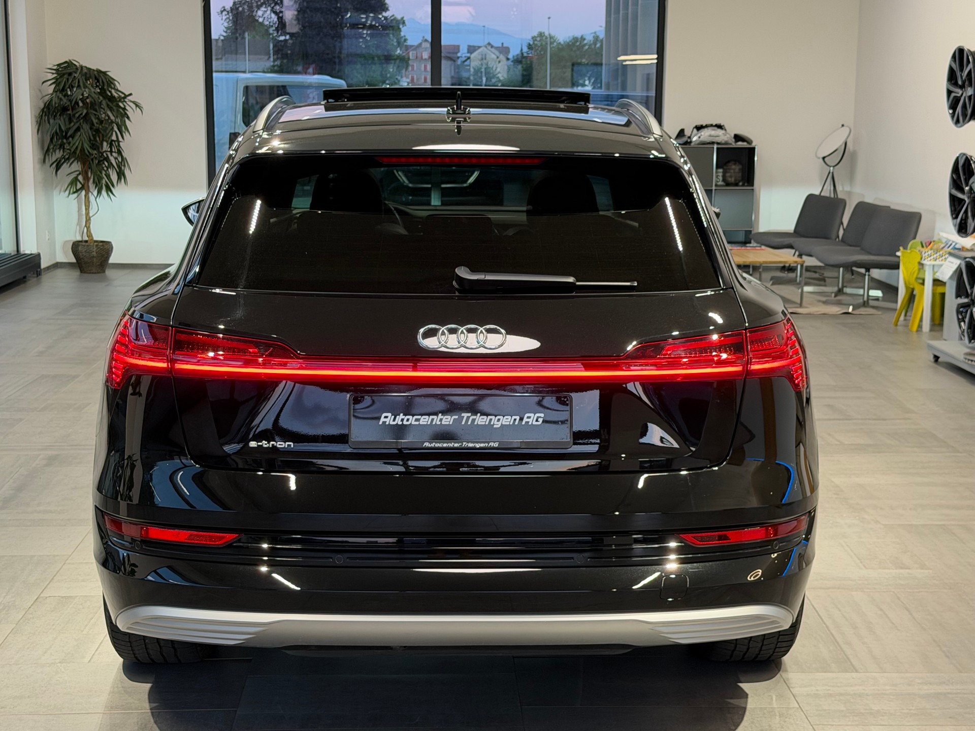 AUDI e-tron 55 Advanced quattro-image-10