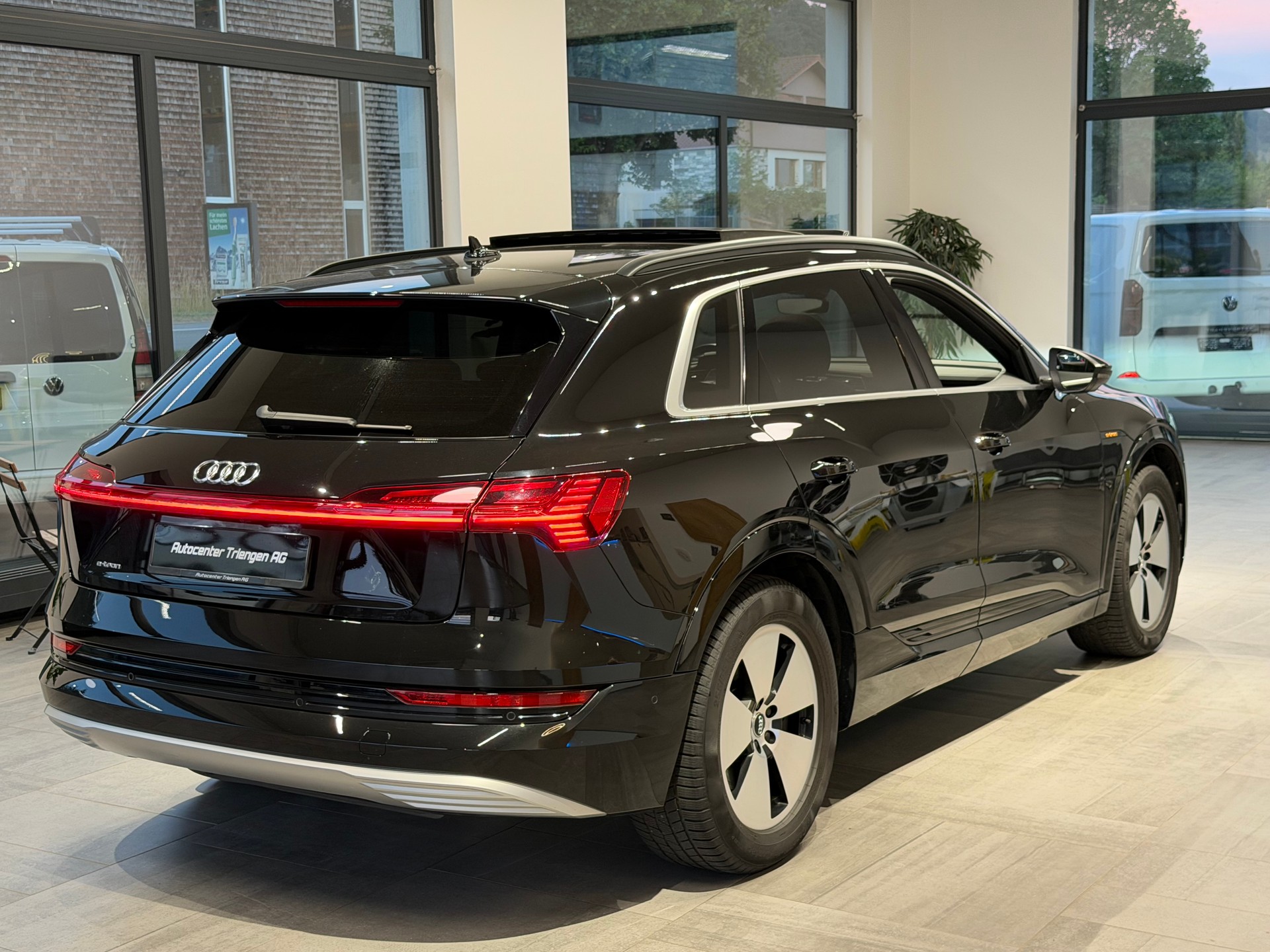 AUDI e-tron 55 Advanced quattro-image-8