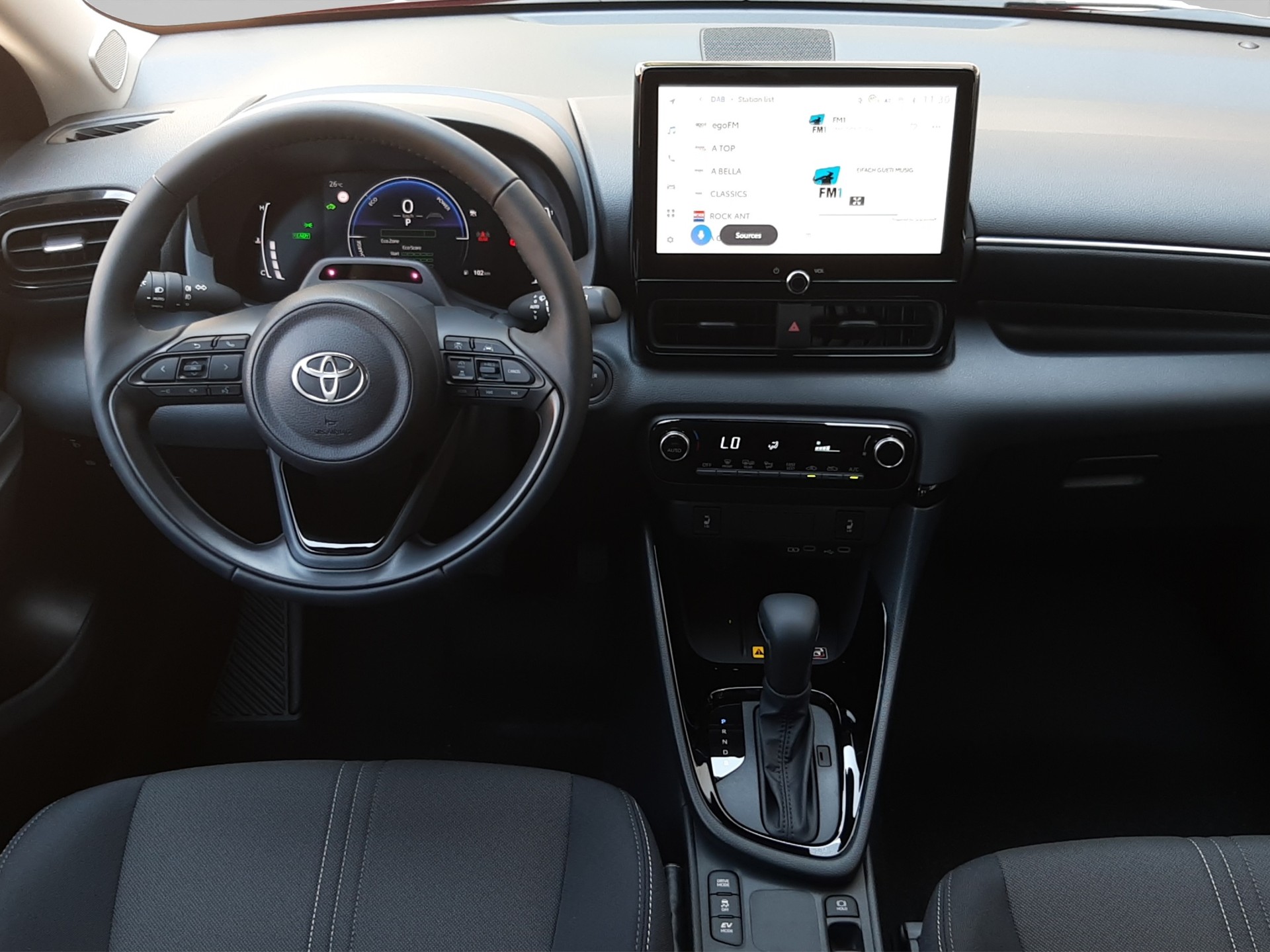 TOYOTA Yaris 1.5 VVT-i HSD Trend-image-11