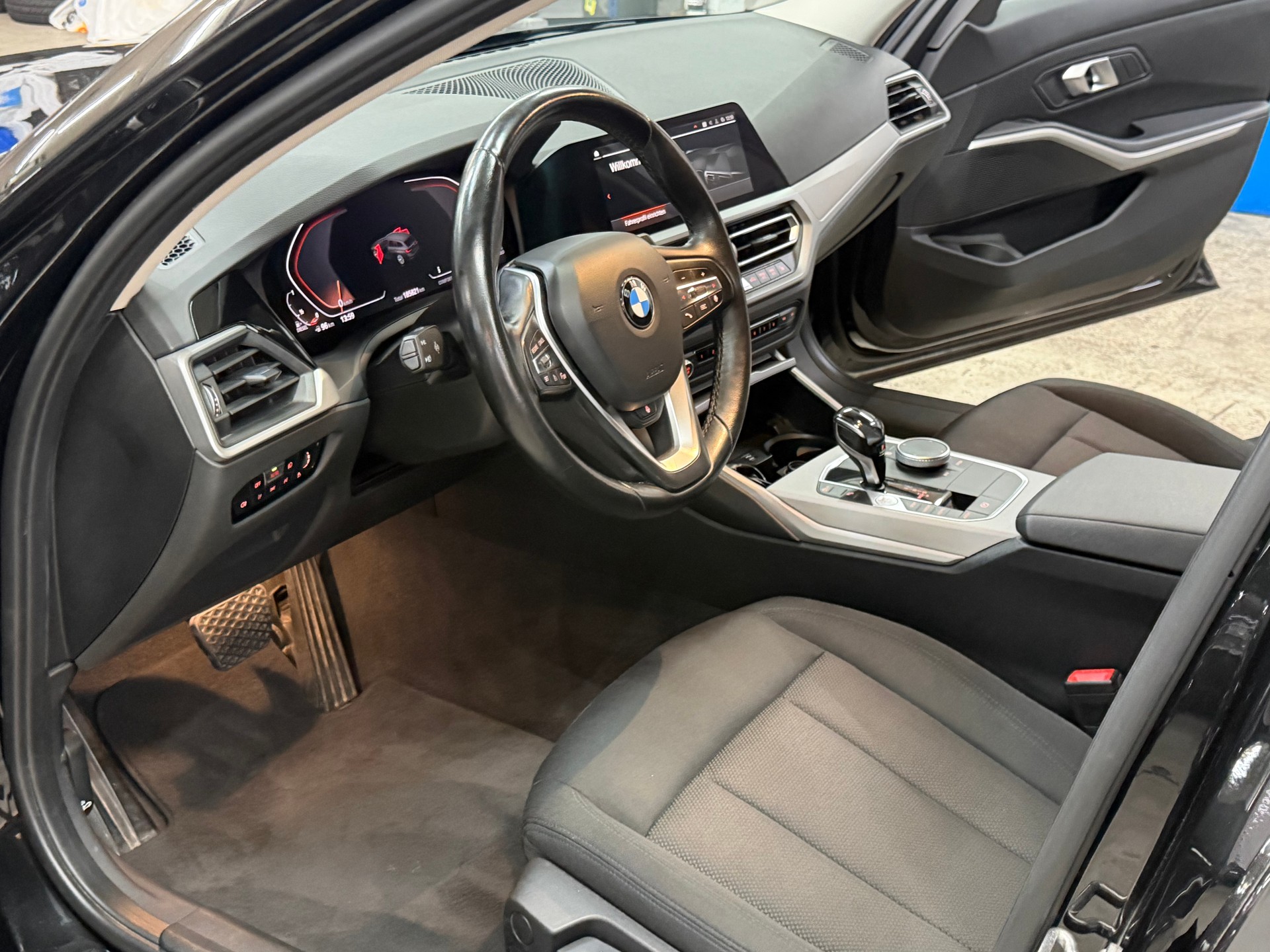 BMW 320d xDrive 48V Touring Steptronic-image-6