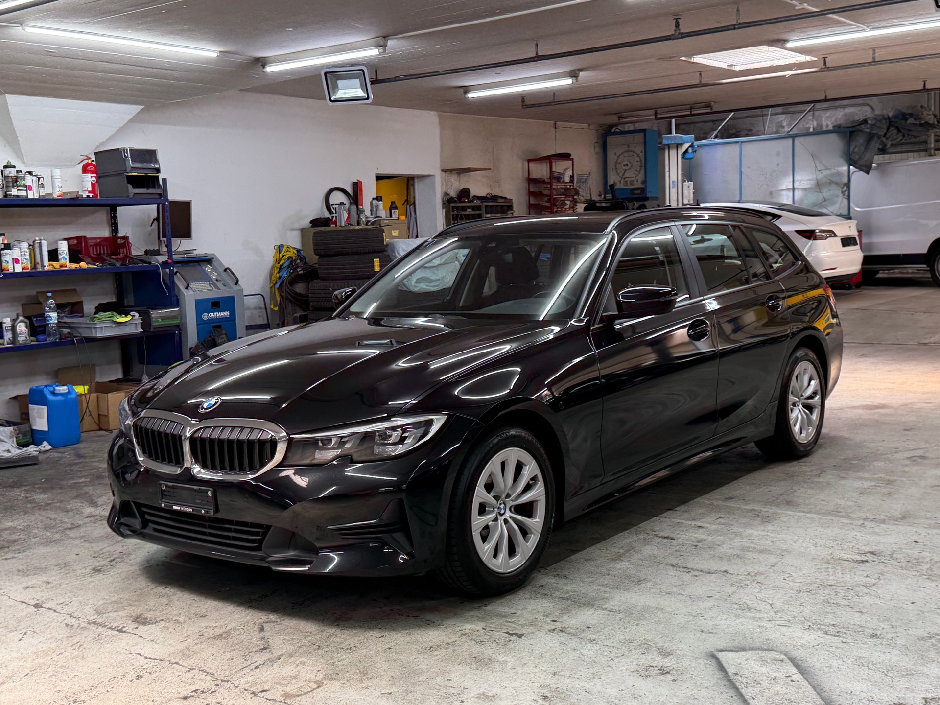 BMW 320d xDrive 48V Touring Steptronic-image-2