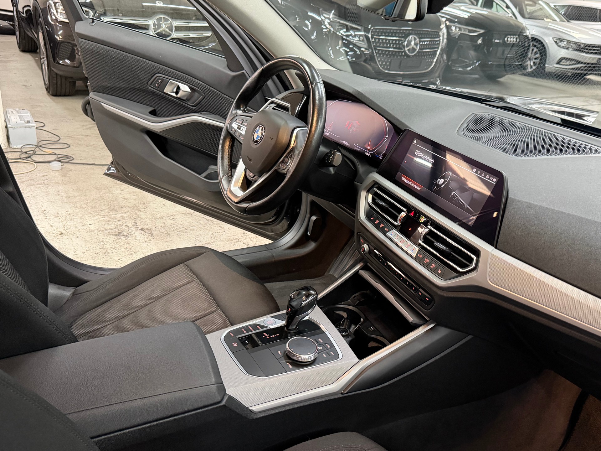 BMW 320d xDrive 48V Touring Steptronic-image-11